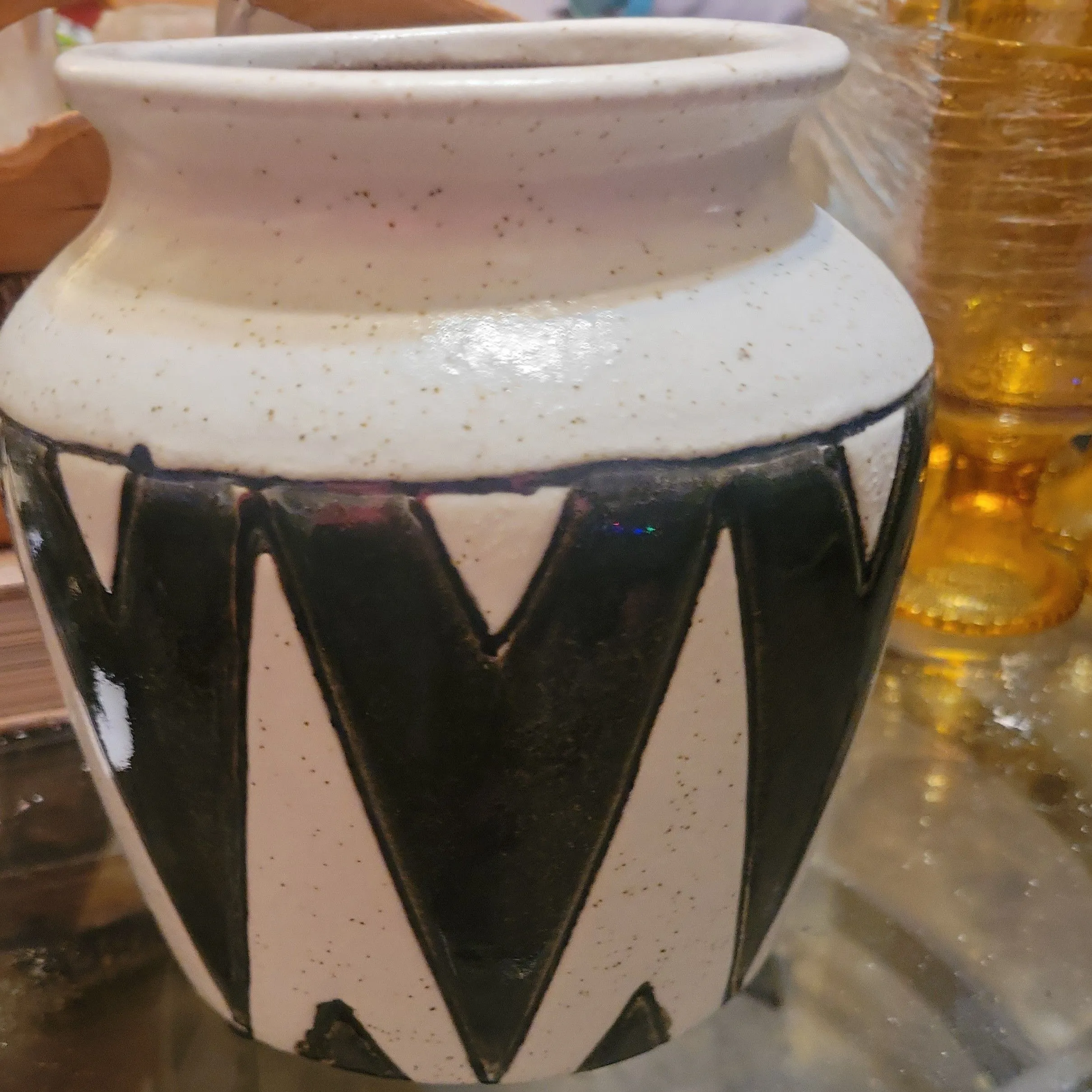 Product image for Black snd white battery vase 