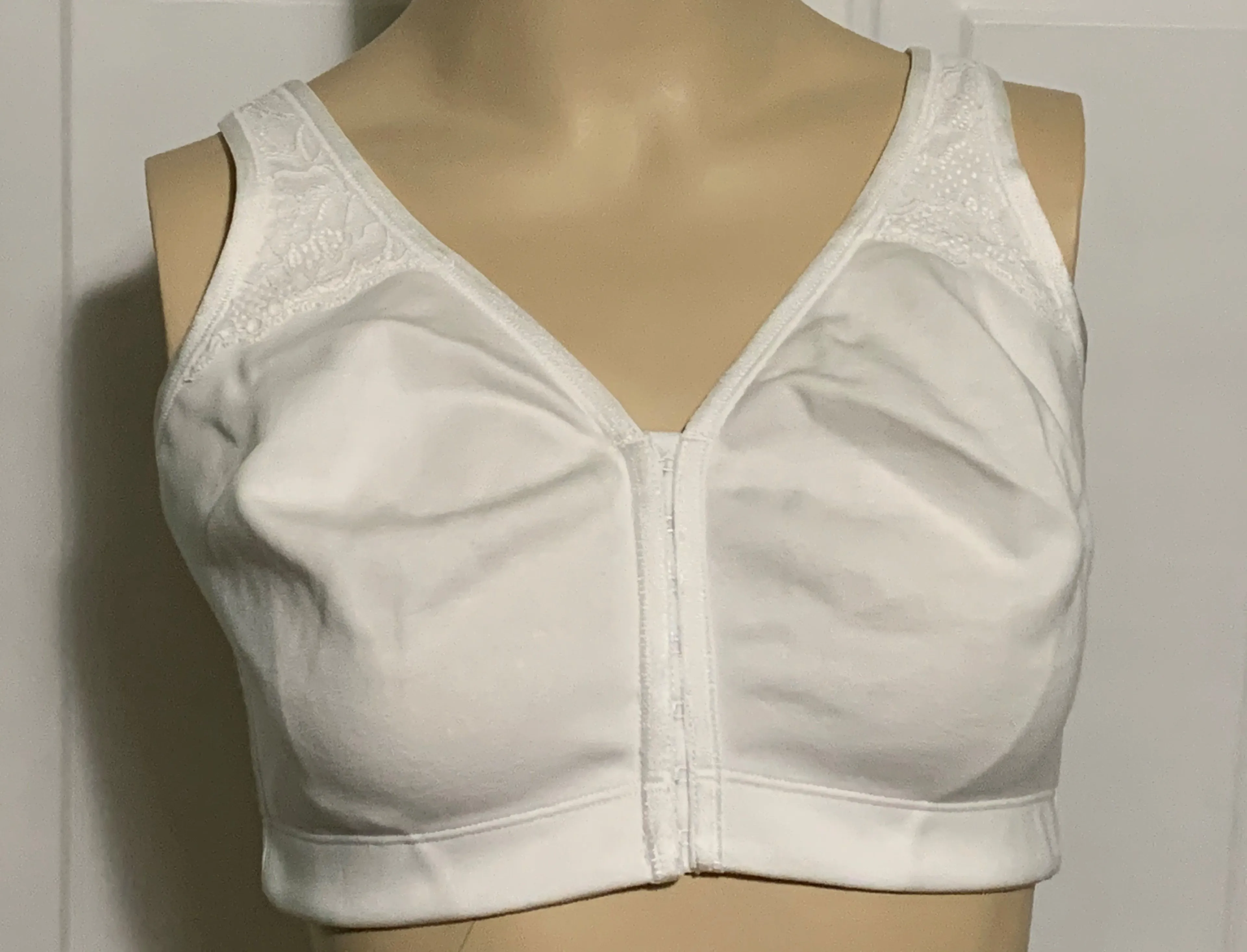Product image for Catherines Front Close Closure Bra No Wire Wireless Lace Cotton White Plus 42C