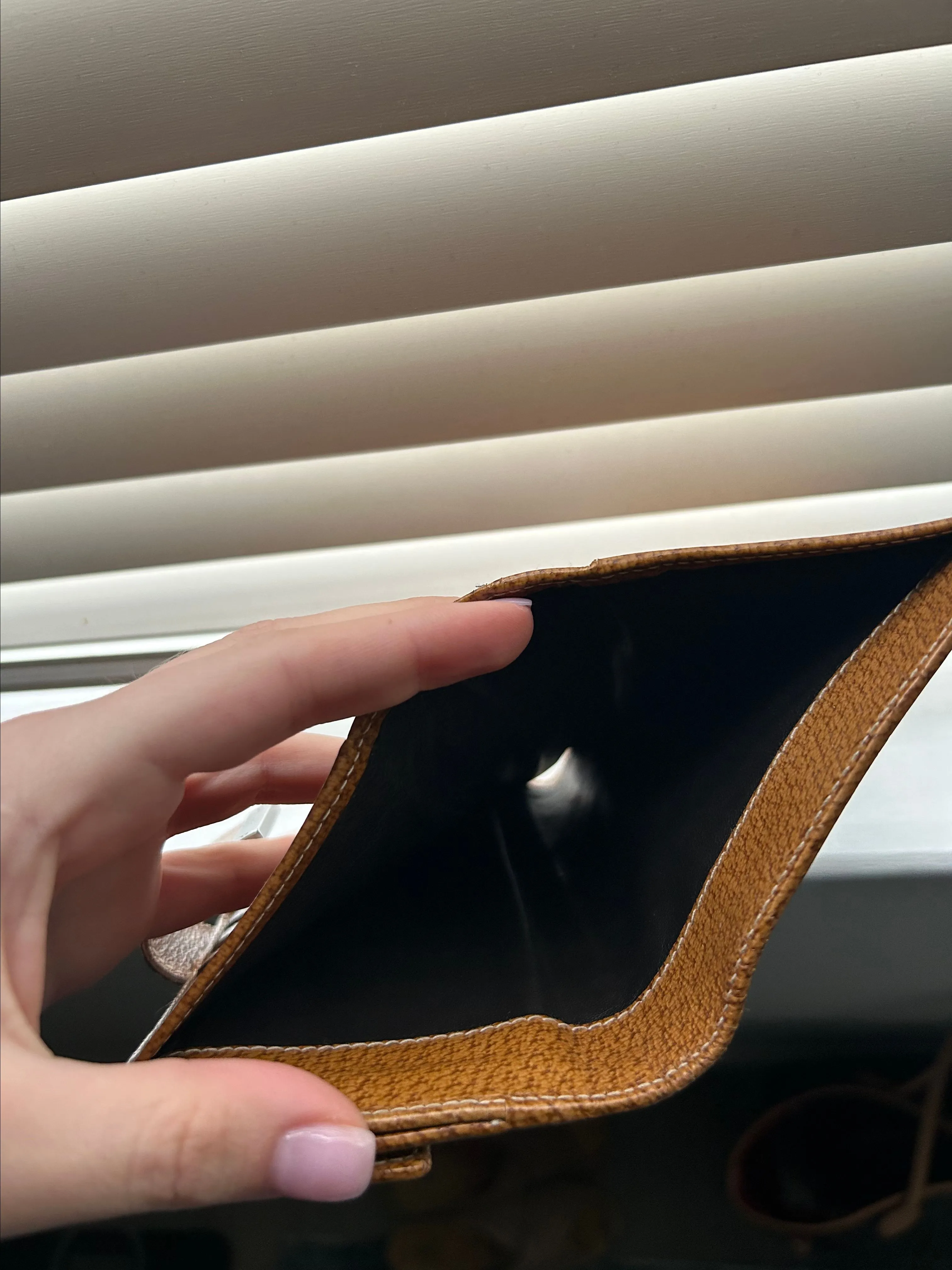 Listing Image Blurred Background