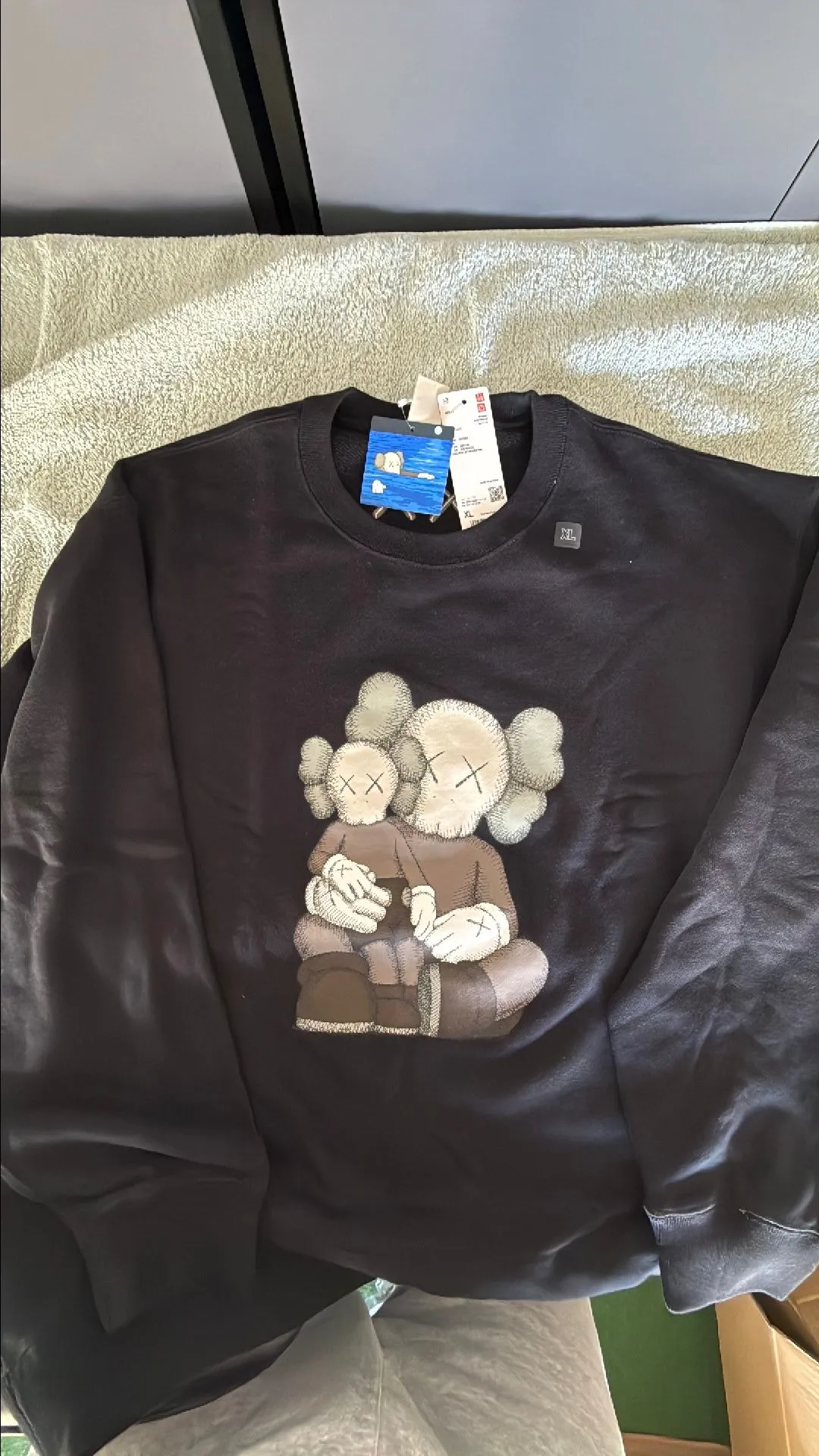 Product image for Kaws XL UNIQLO SWEATSHIRT