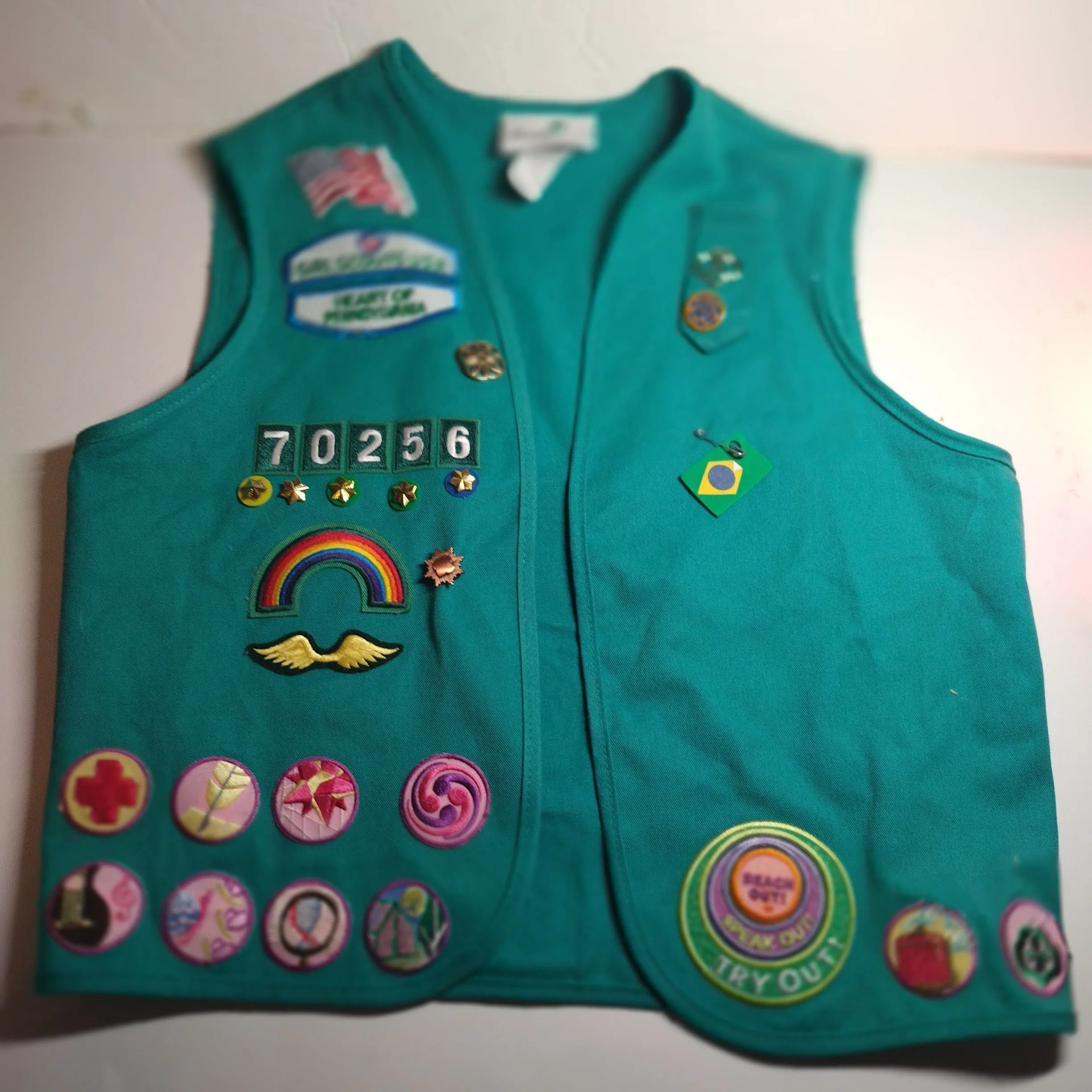 Product image for Girl Scouts of America Green Vest And Sash With  Patches & Pins Youth Medium
