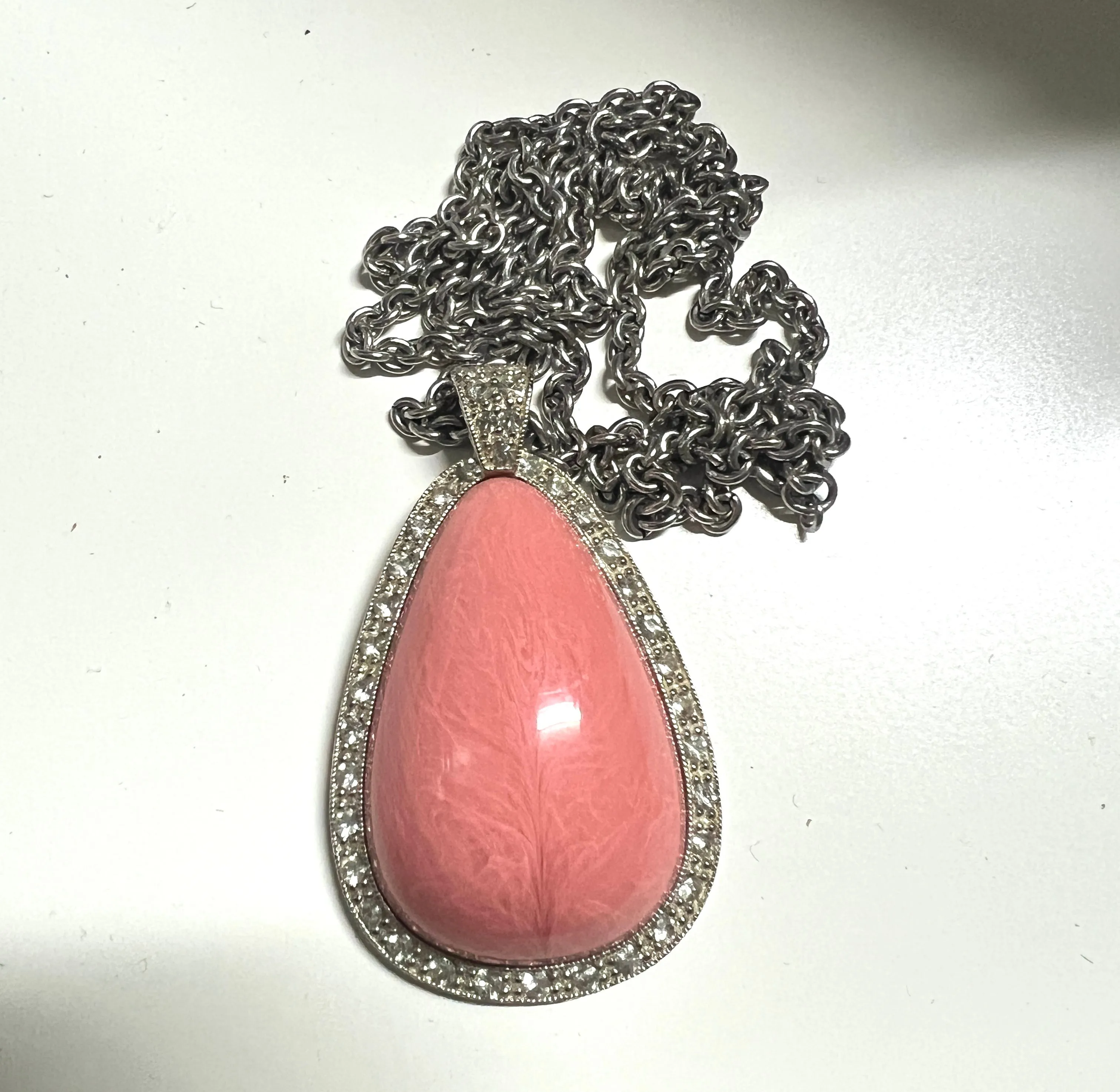 Product image for Vintage pink Avon pendant w chain