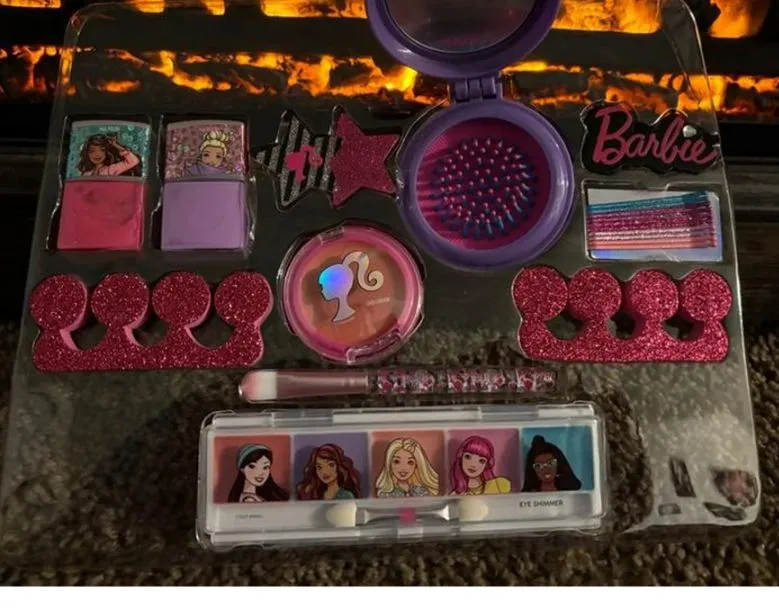 Product image for Barbie 22 piece cosmetic set