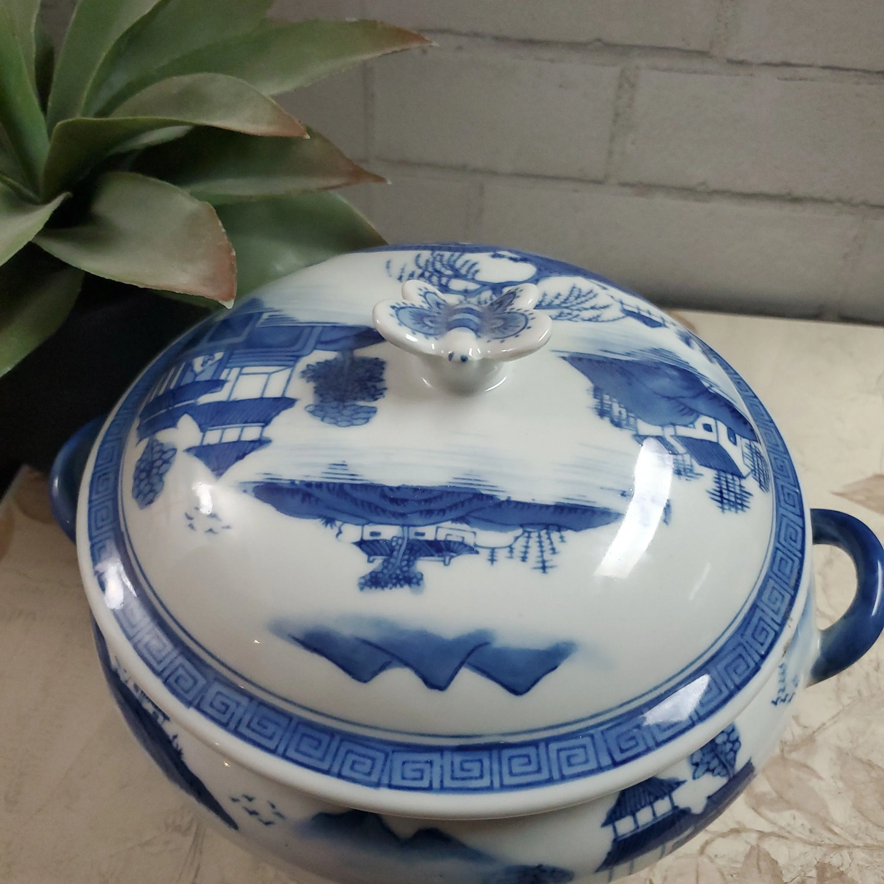 Product image for Vintage Asian Porcelain Soup Tureen. 7"Hx11"W