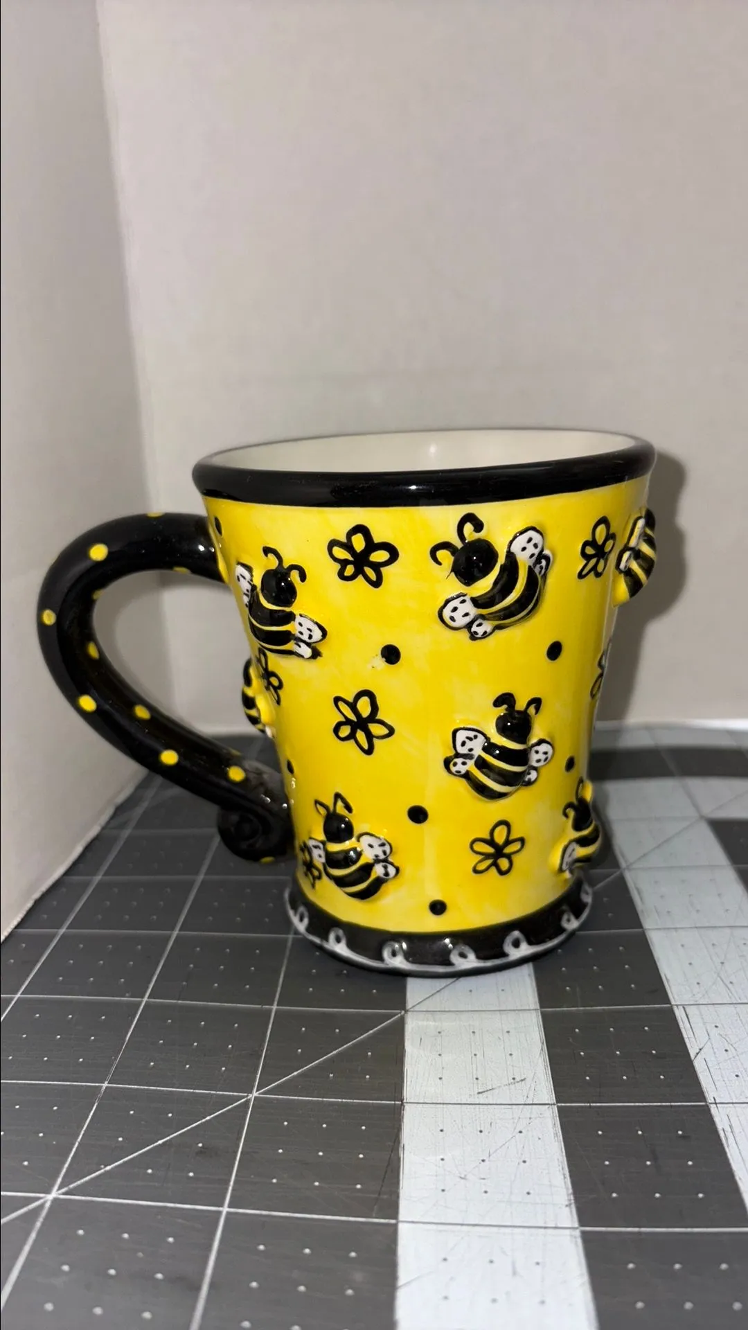 Product image for 0Bee Bee Theme Dimensional Ceramic mug, 3.75" dia, 4" tall