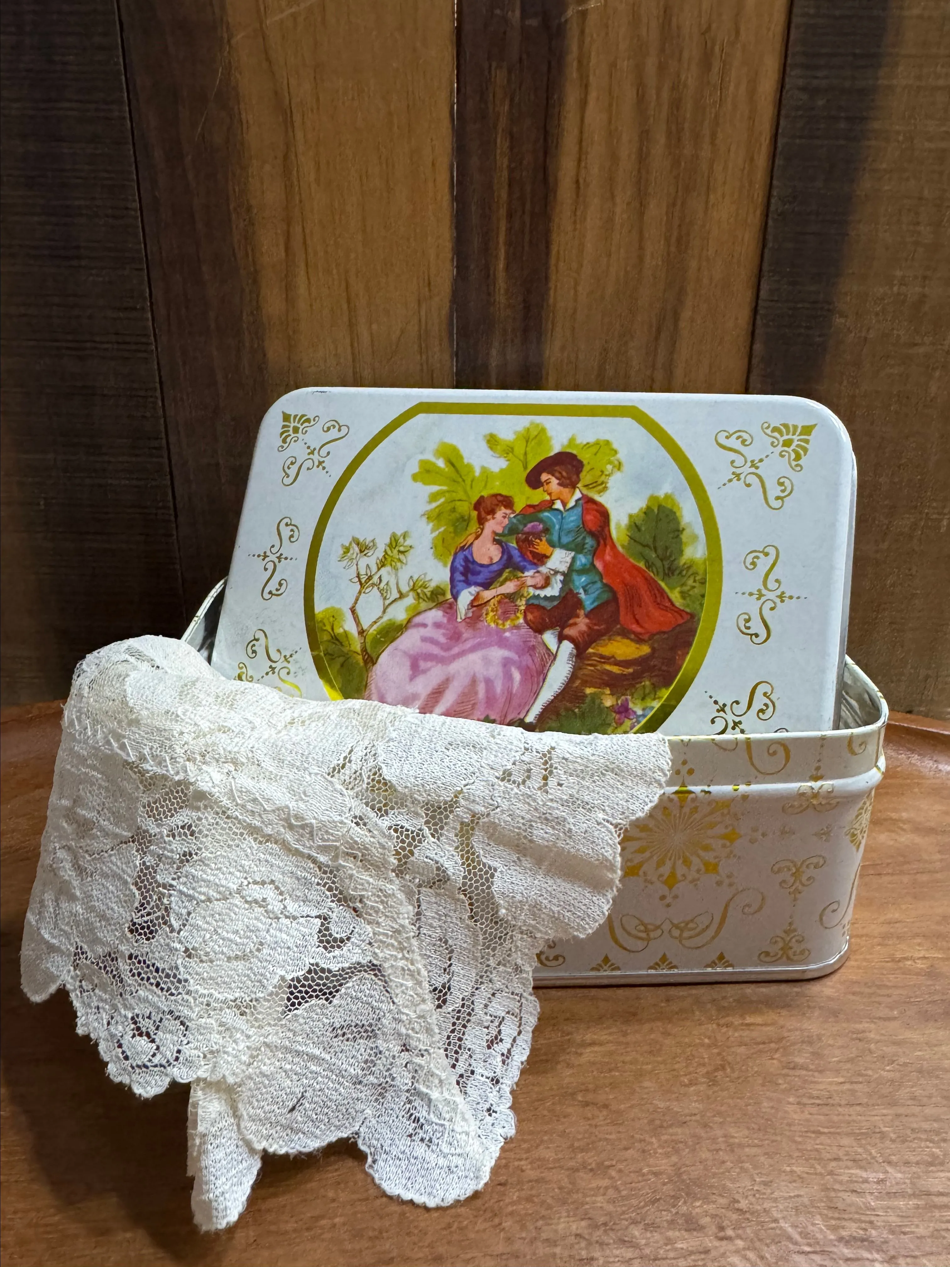 Product image for Romantic tin with doilies