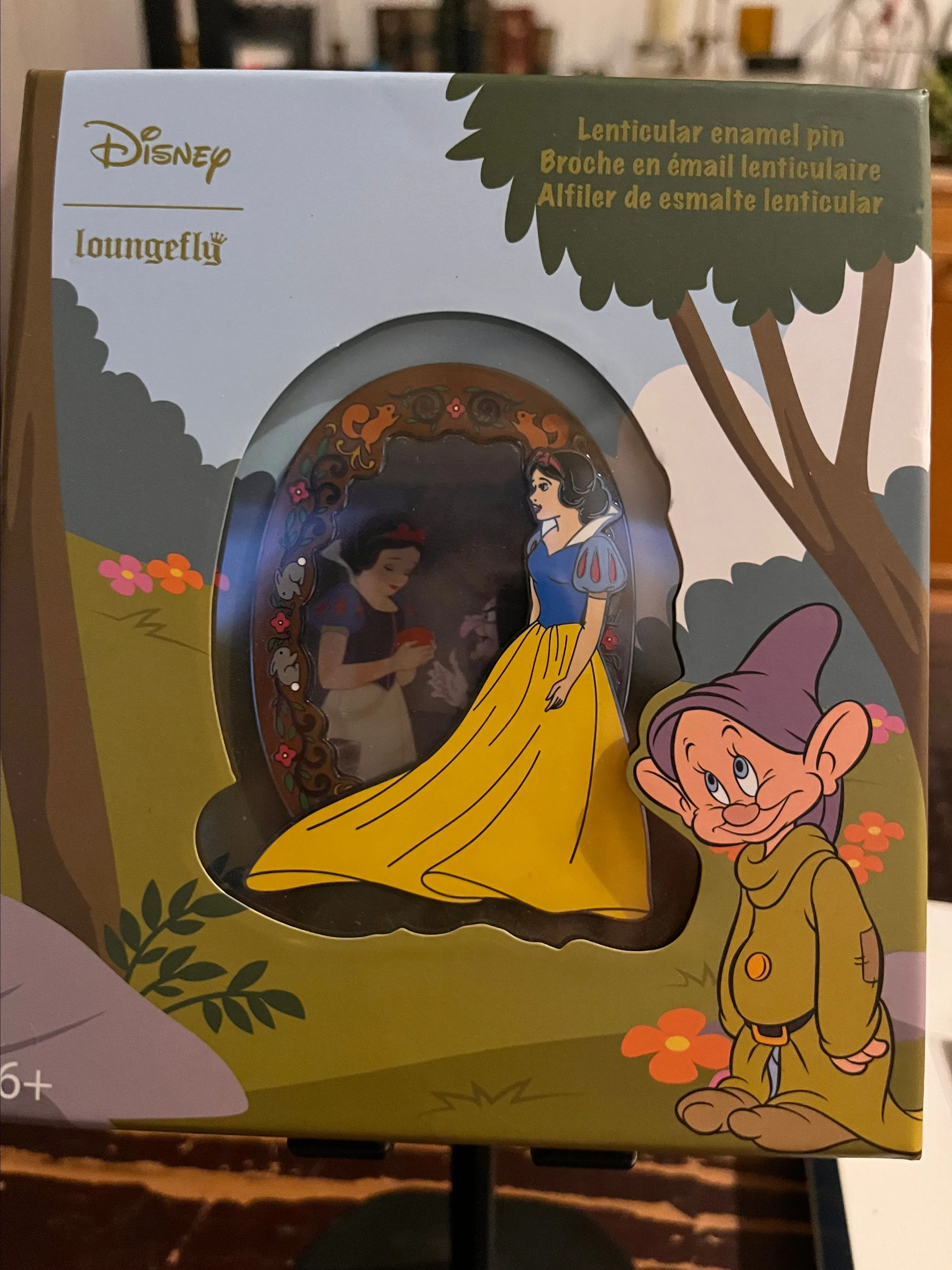 Product image for Snow White Jumbo Loungefly Lenticular pin