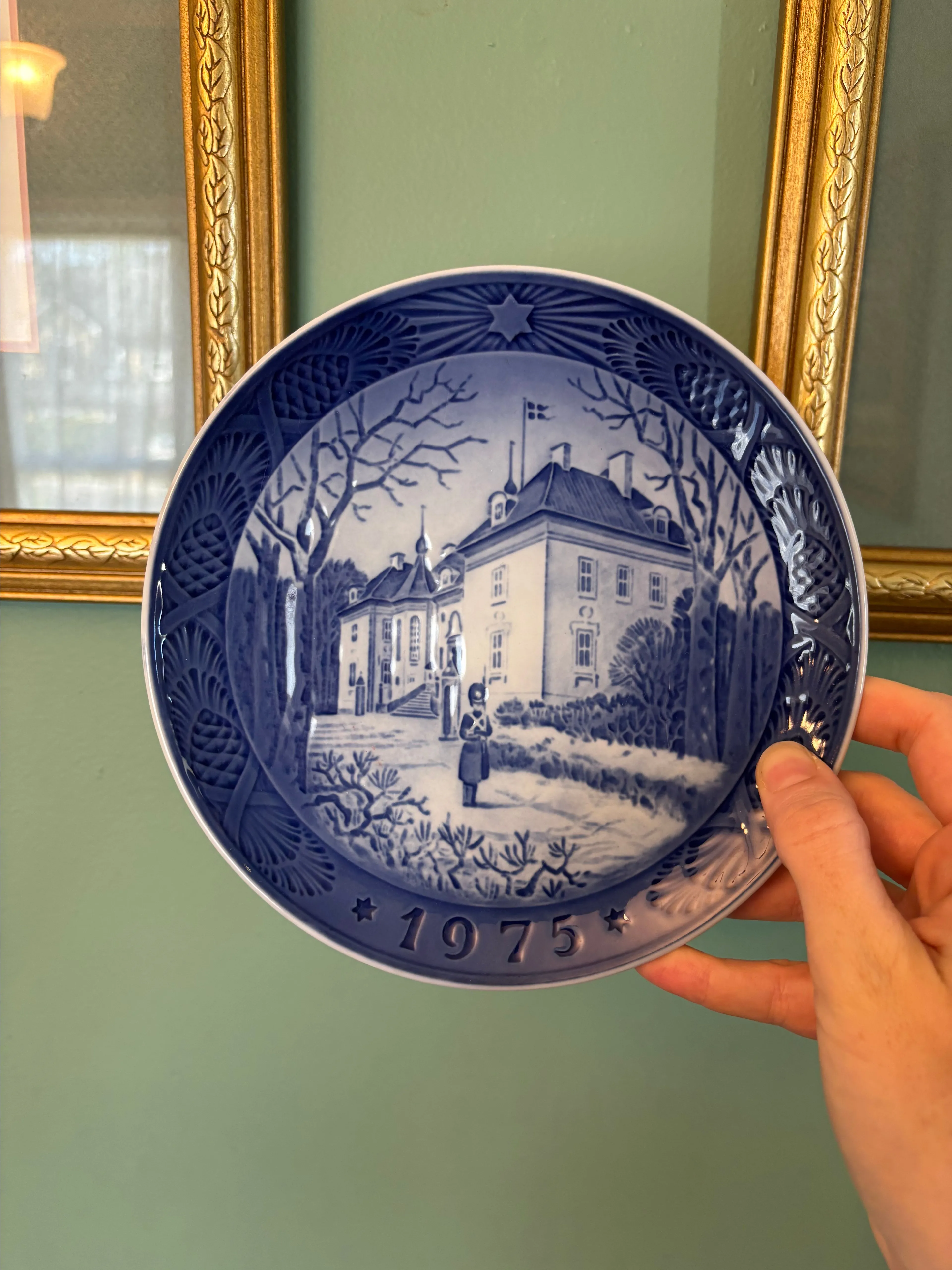 Product image for Copenhagen Porcelain 1984 The Queen's Christmas Residence Wall Plate