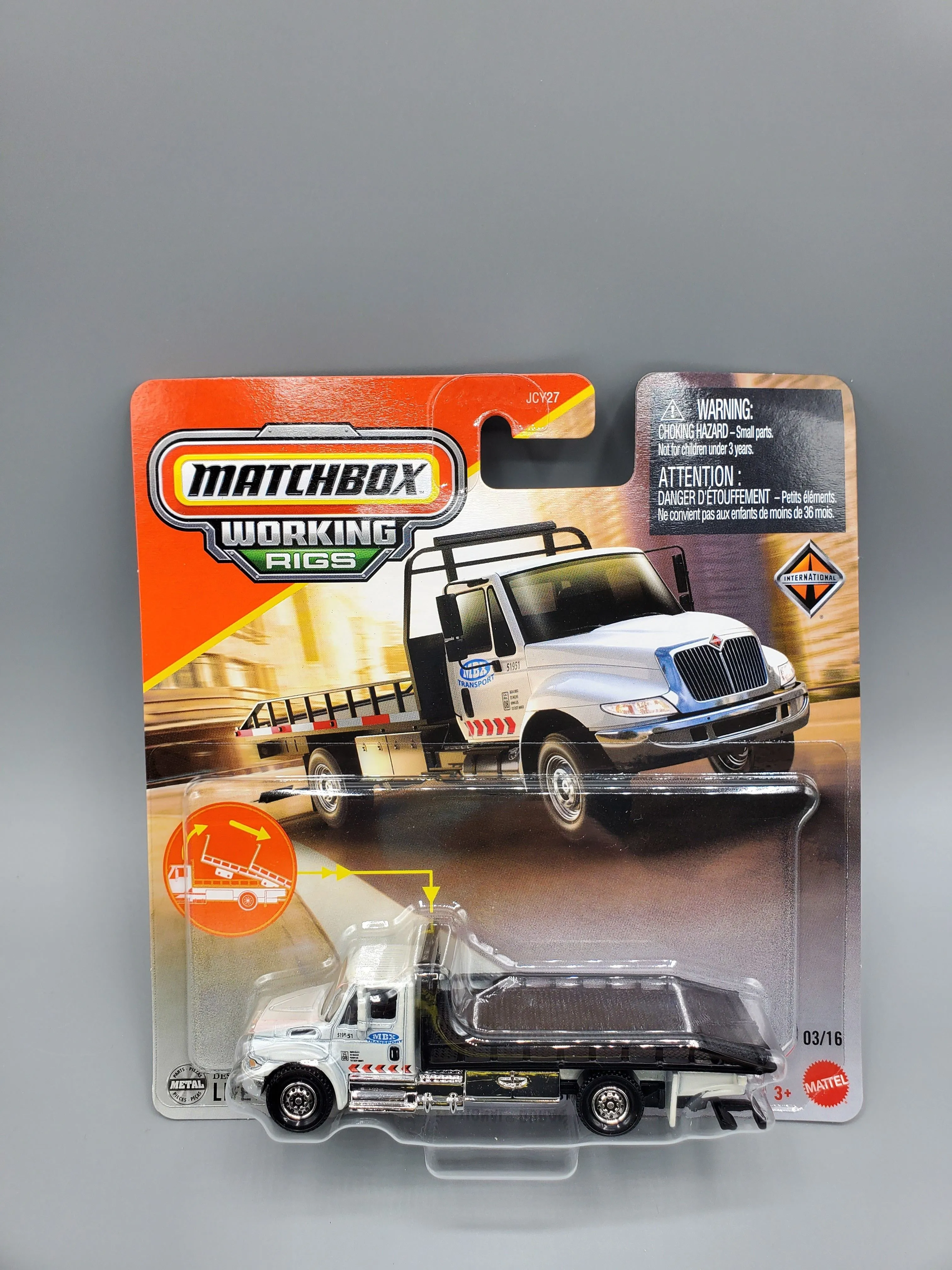 Product image for Matchbox Working Rigs Series International Durastar 4400 Flatbed Tow Truck
