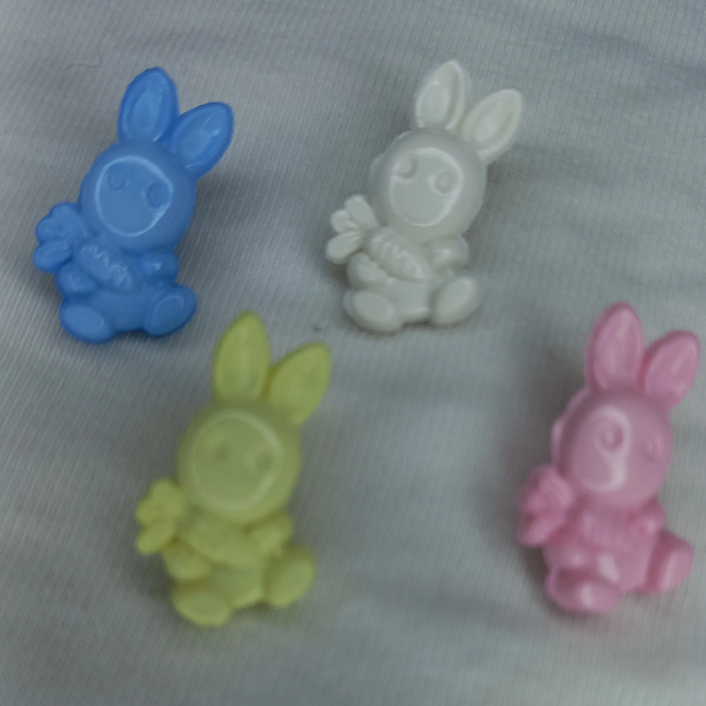 Product image for 5 White Rabbit Shape Shank Buttons