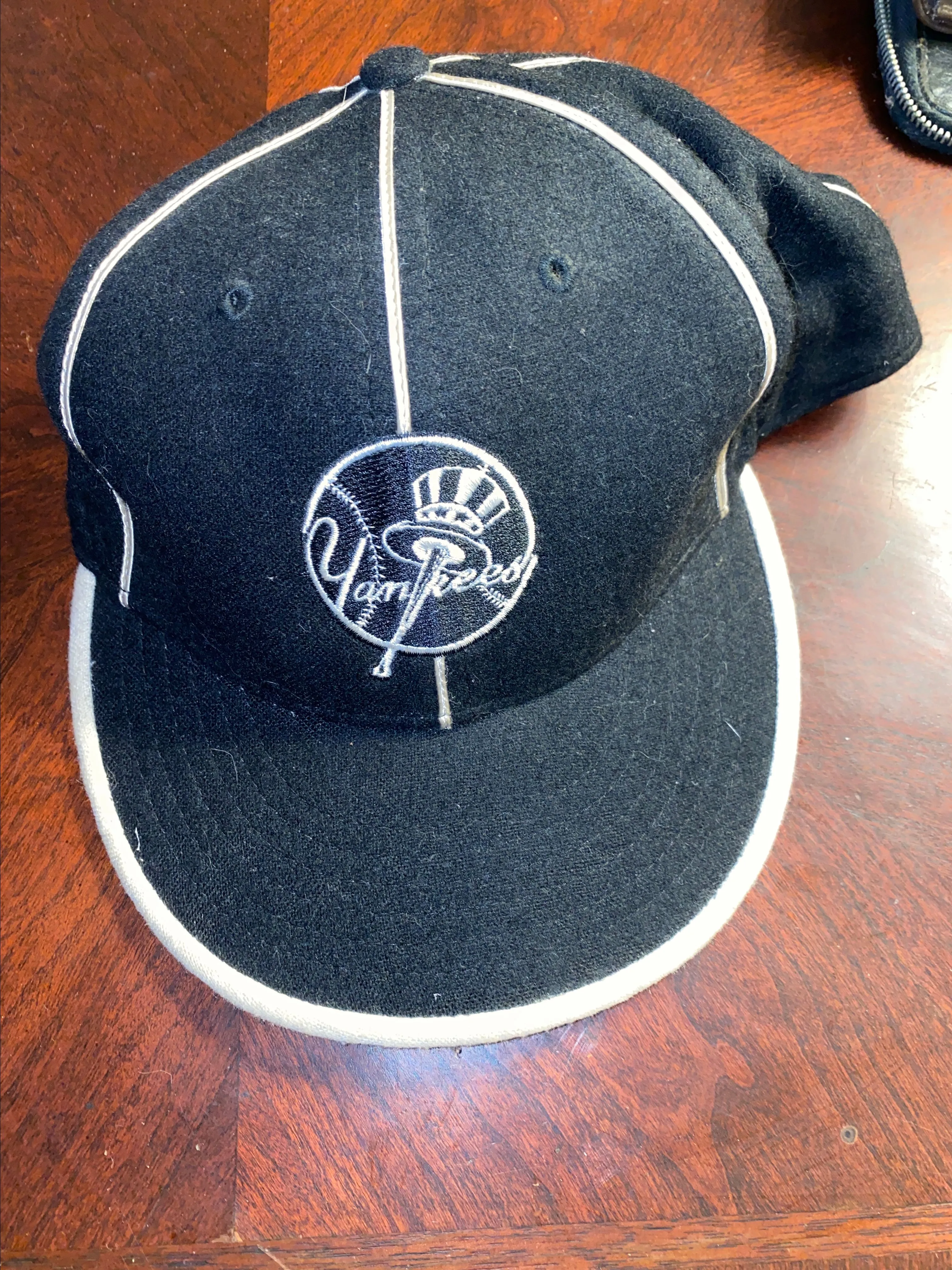 Product image for Twins enterprise new york yankees fitted cap size 7 3/8 Used