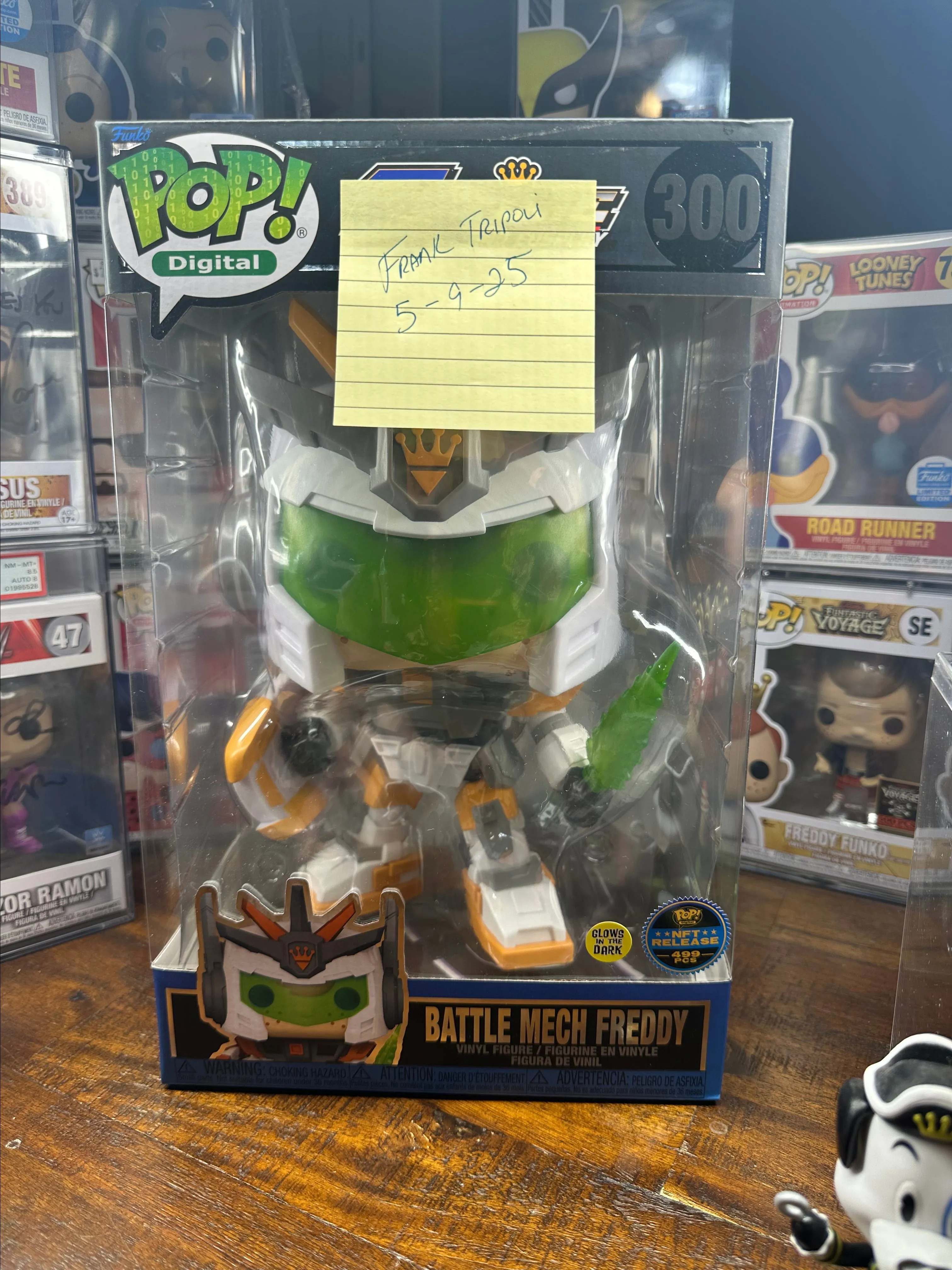 Product image for 10 inch battle mech Freddy funko 499 pc glow