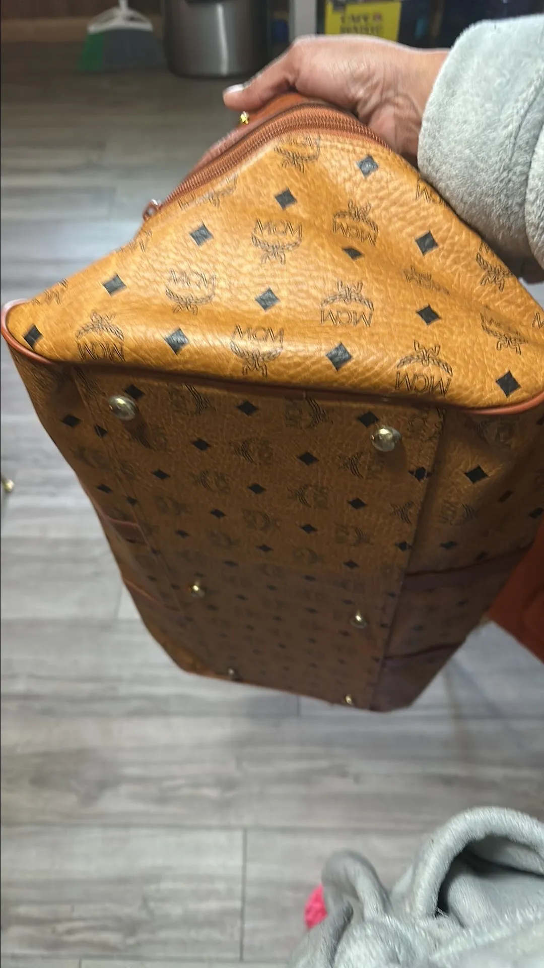 Listing Image Blurred Background