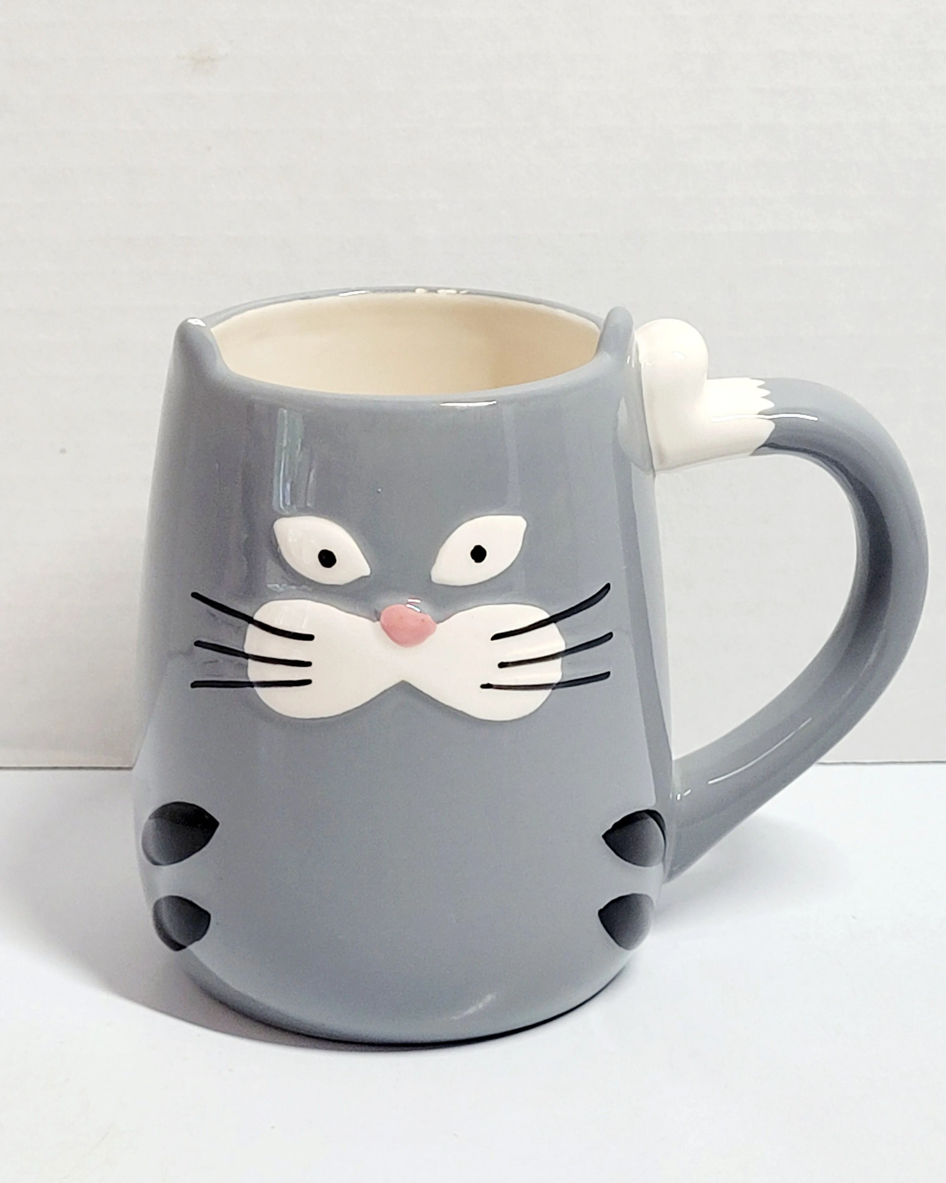 Product image for 3-D Gray Cartoonish Cat Coffee Mug 16oz Beverage Cup Dishwasher Safe Tag Brand.
This 3-D Gray Cartoo