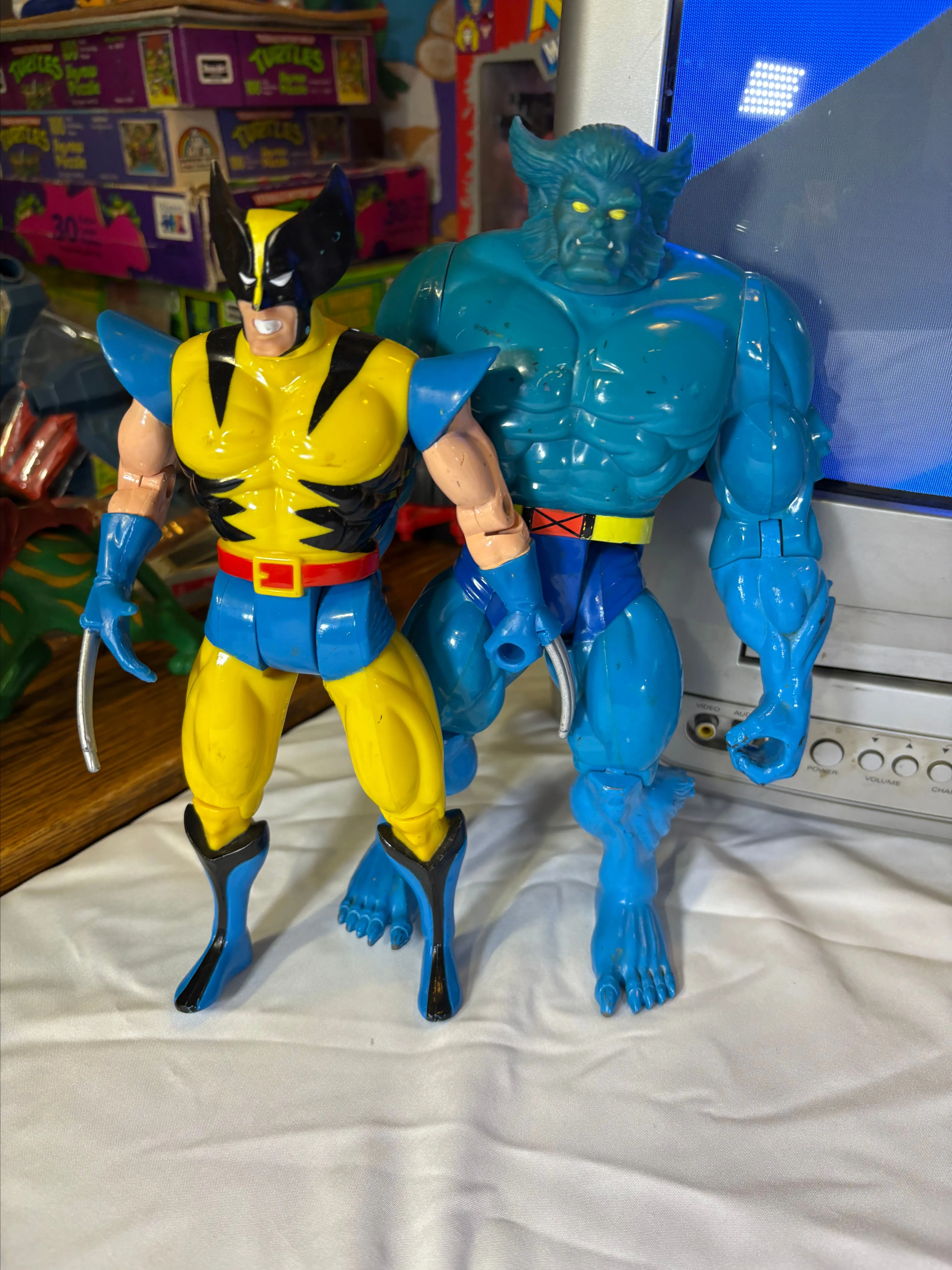 Product image for X-Men Deluxe Wolverine Or Beast (Winners Choice)