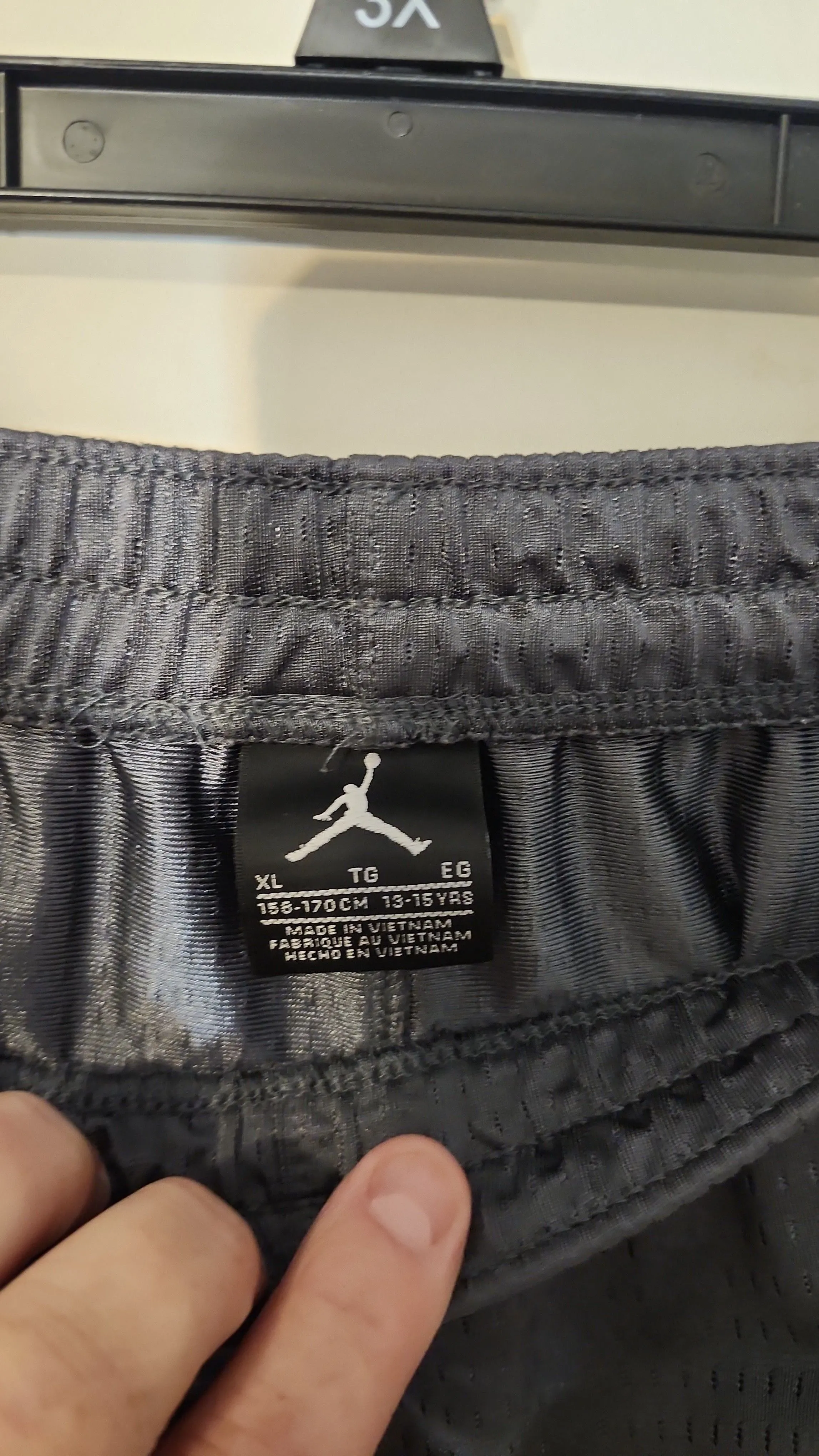 Listing Image Blurred Background