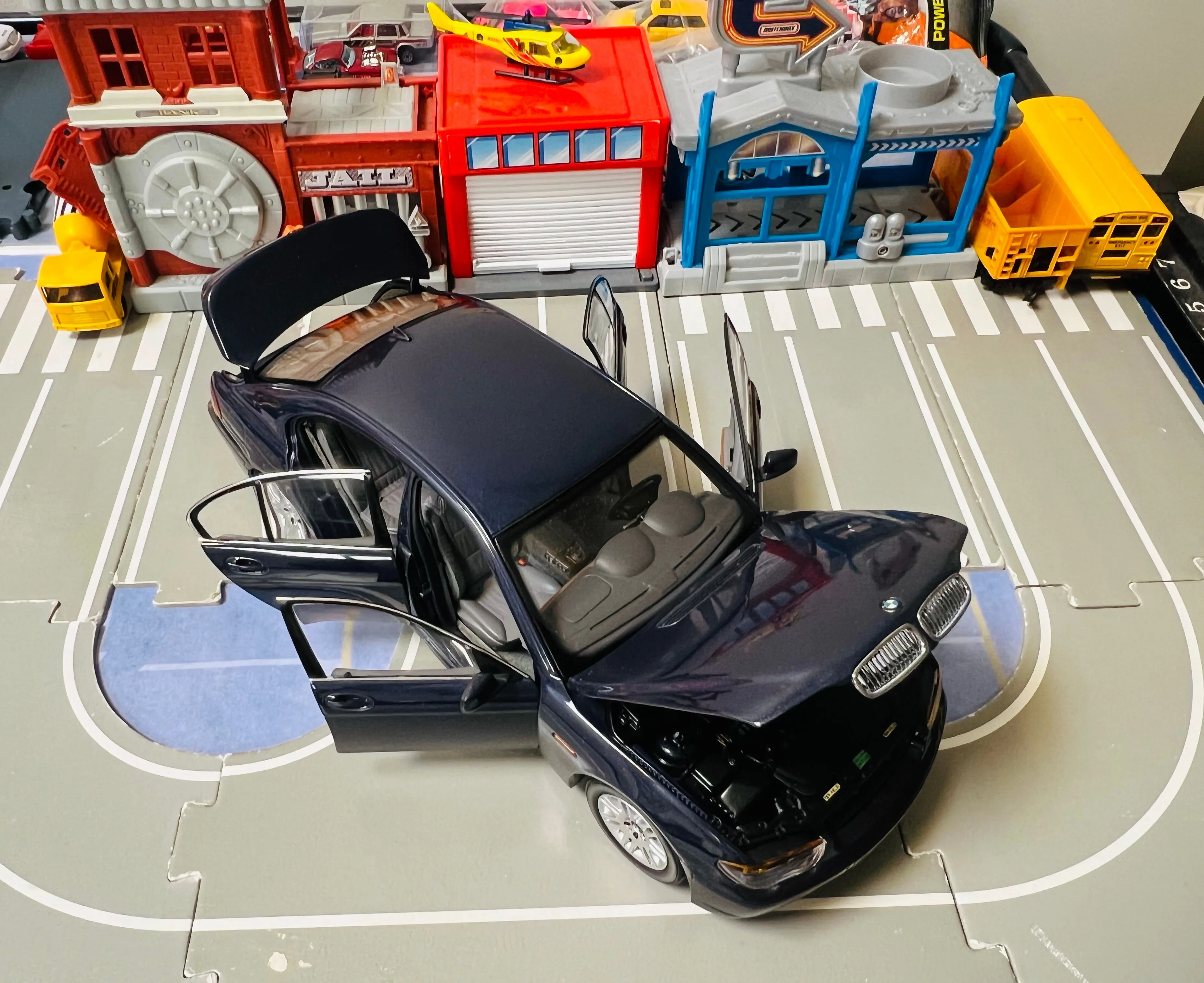 Product image for Kyosho 2003 BMW 745i Sedan 1/18