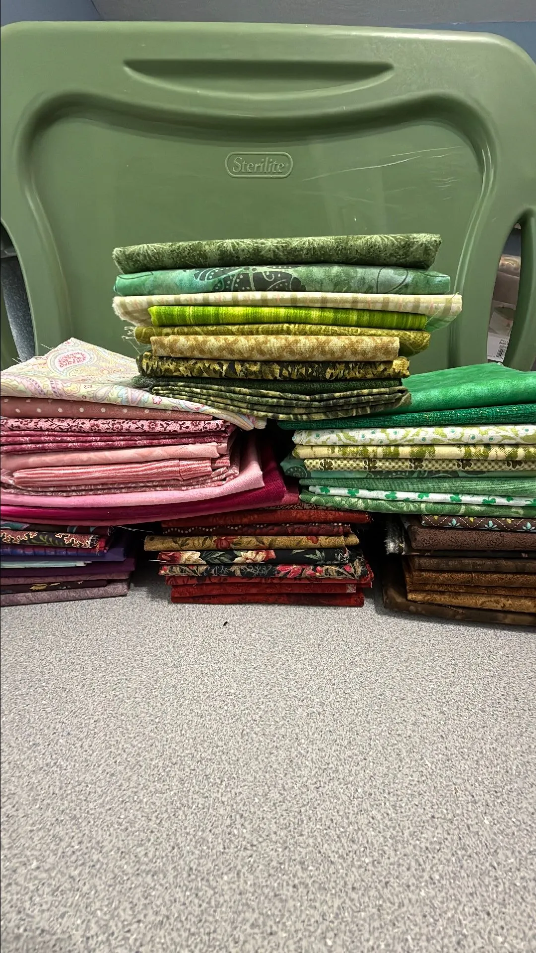 Product image for LARGE SCRAPS - 1/4 (FQ) to 1/2 yard- 1 pound bundle