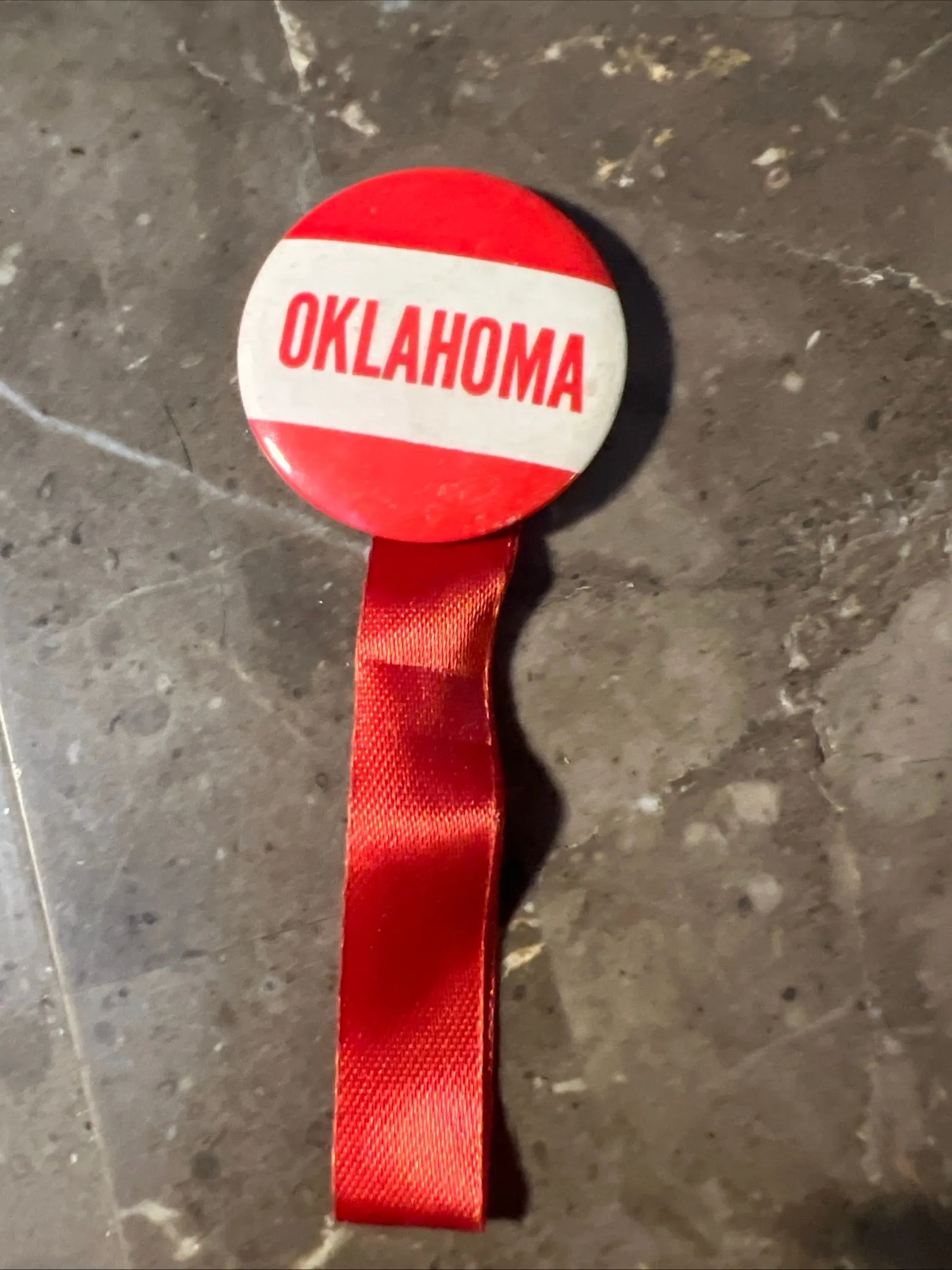 Product image for VINTAGE OKLAHOMA U SOONERS 1.25" PINBACK WITH RIBBON