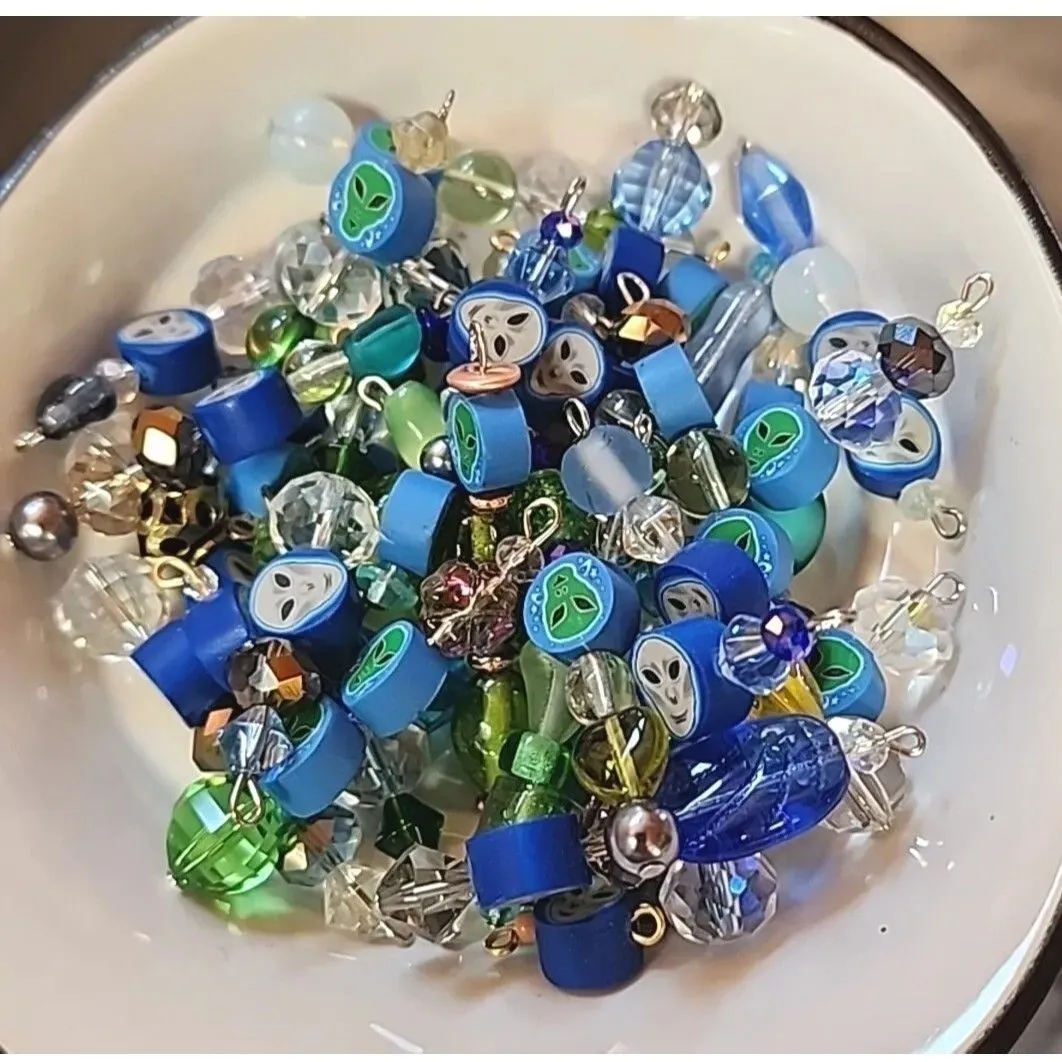 Product image for 1pc Alien bead drop 2" Random