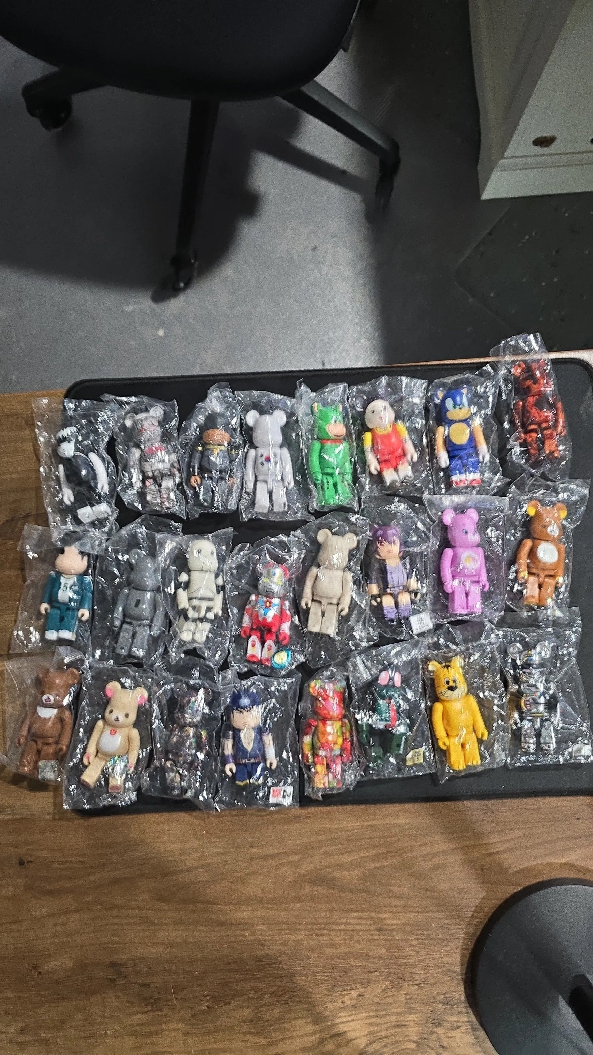 Product image for 24 Sealed Be@rbrick 100% misc. bears 