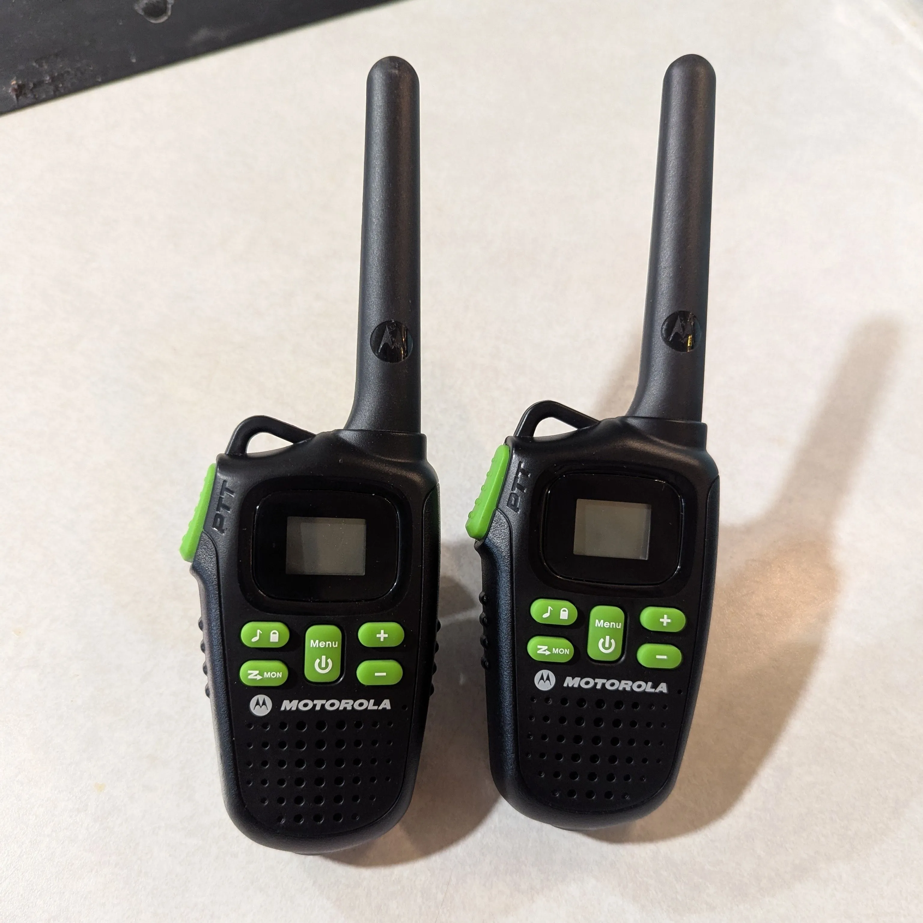 Product image for Set of 2 Motorola MD200R Talkabout 20 Mile Two-Way Radio 22 Channel - No AC 5V