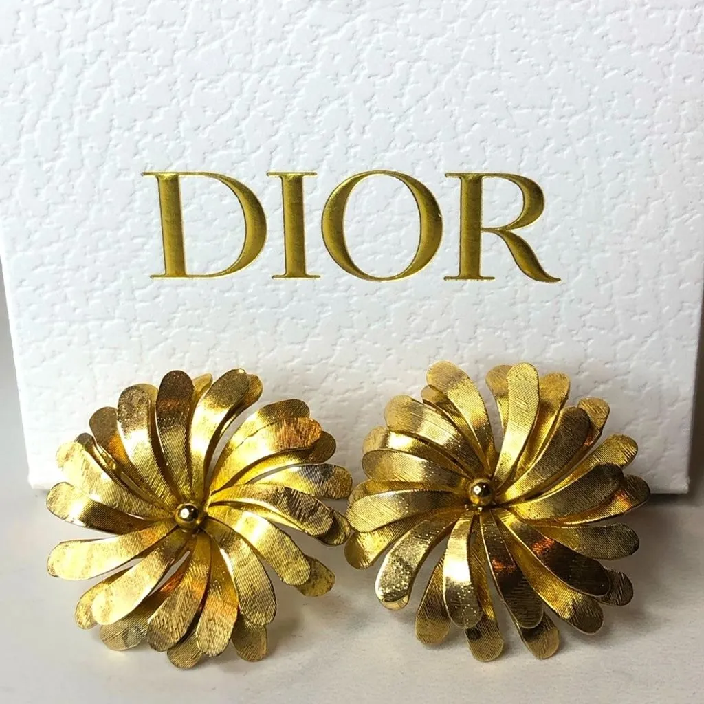 Product image for DIOR Radiant Gold Floral Vintage Clip-On Earrings