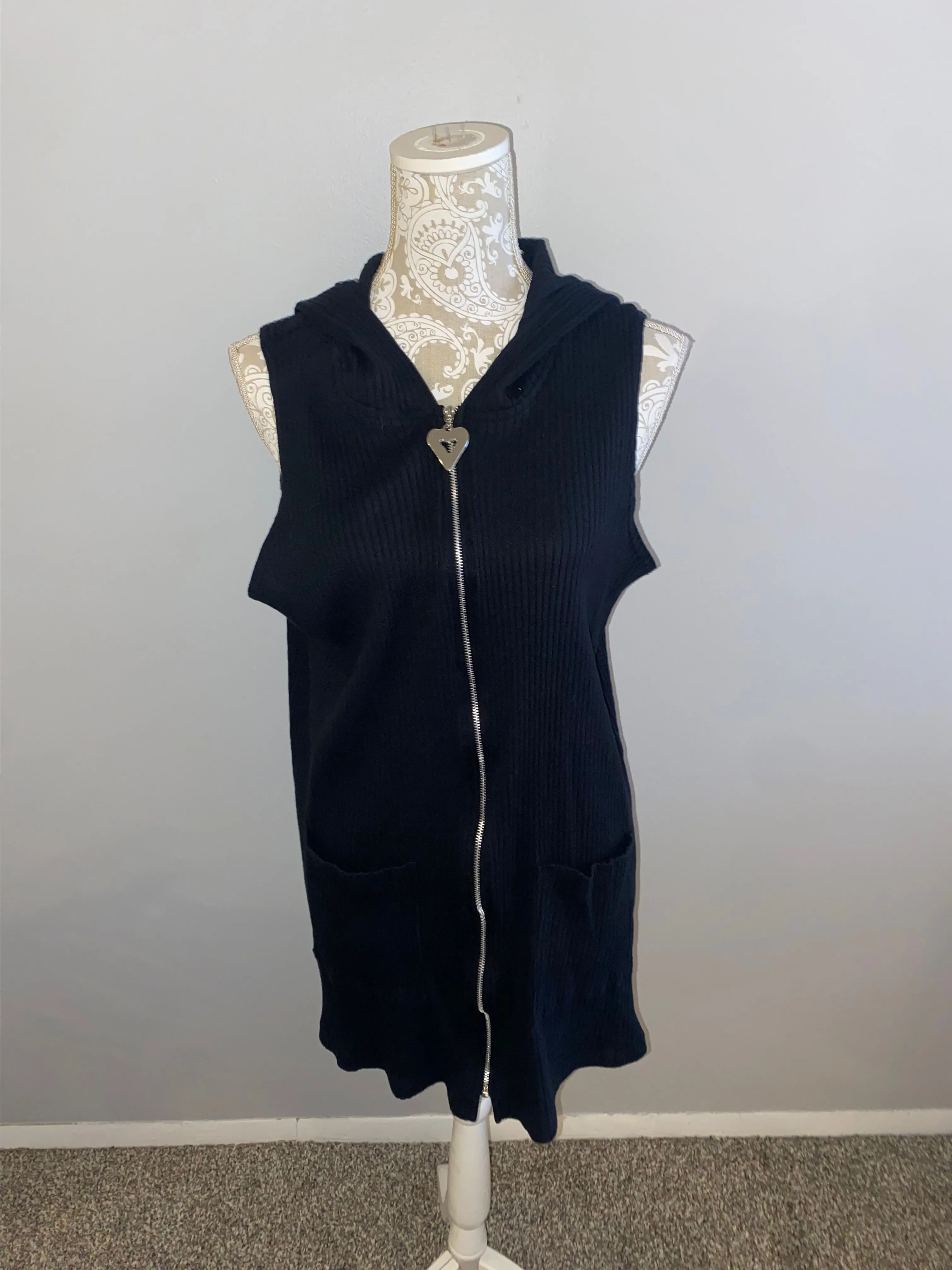 Product image for Linda Michaels Vintage Black Sleeveless Sweater w Hood