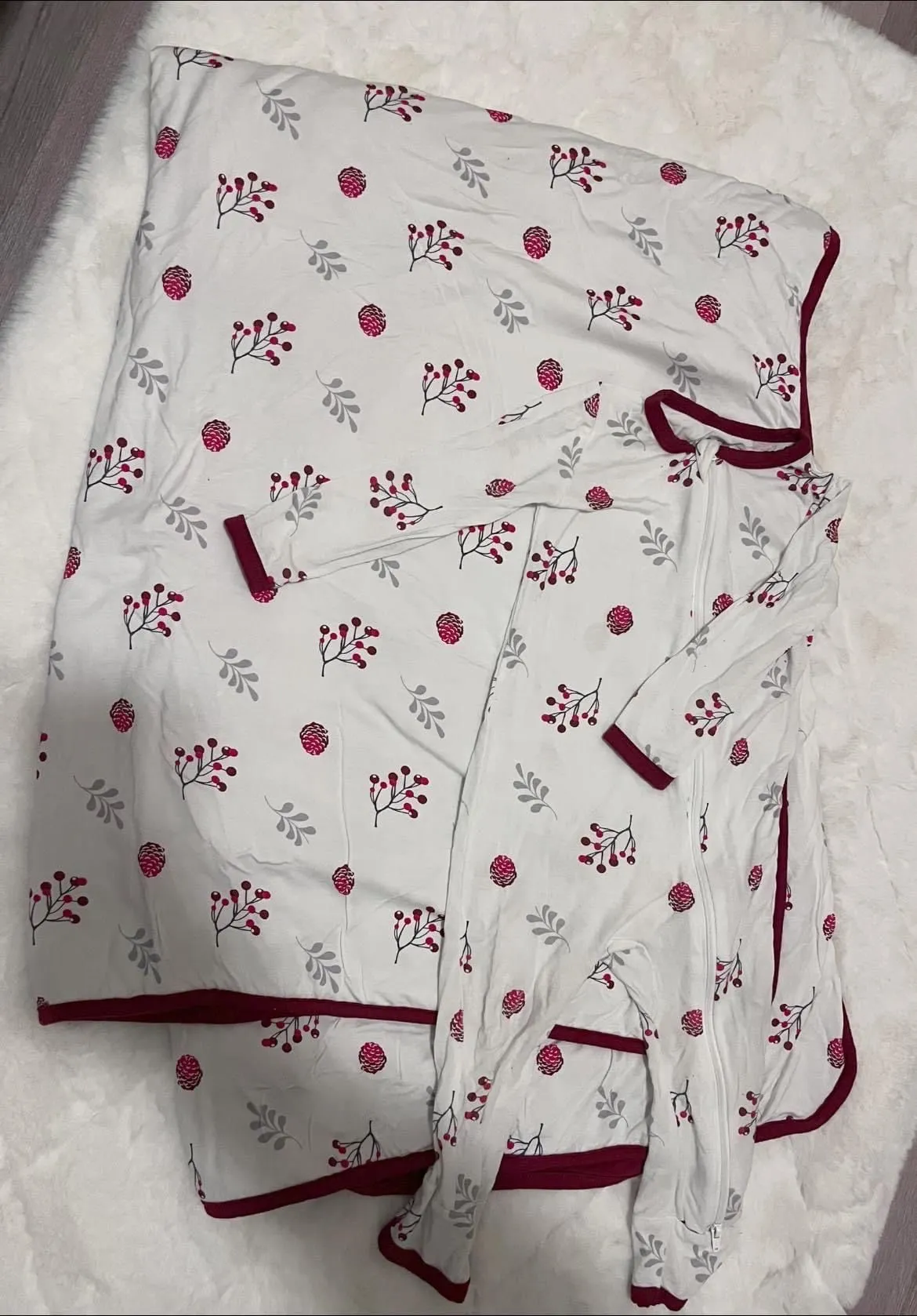 Product image for Kyte baby RETIRED HTF Holly Berry toddler BUNDLE - 18/24 romper and Toddler blanket