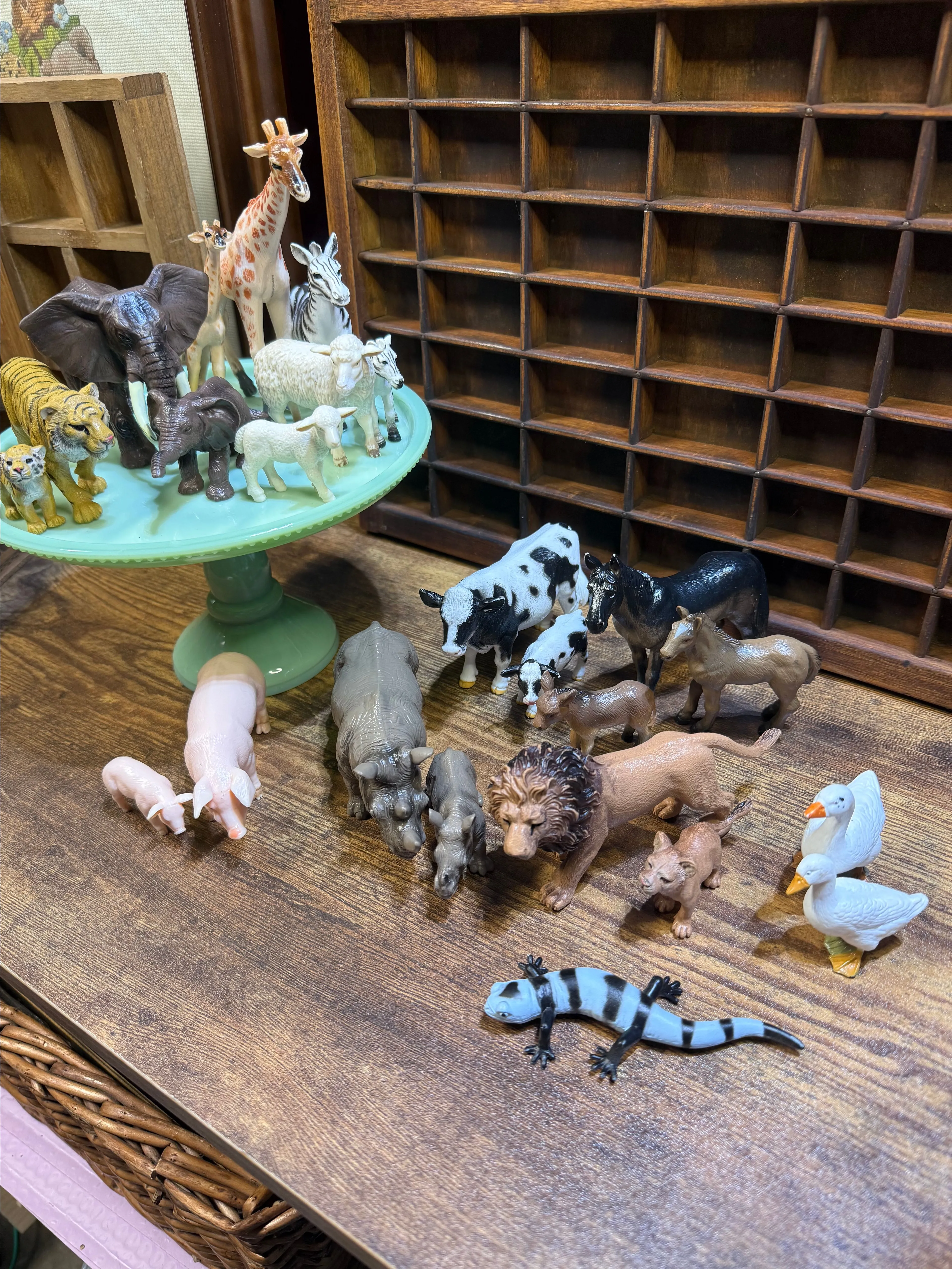 Product image for 05. Lot of vintage hard rubber animals with their babies decade unknown