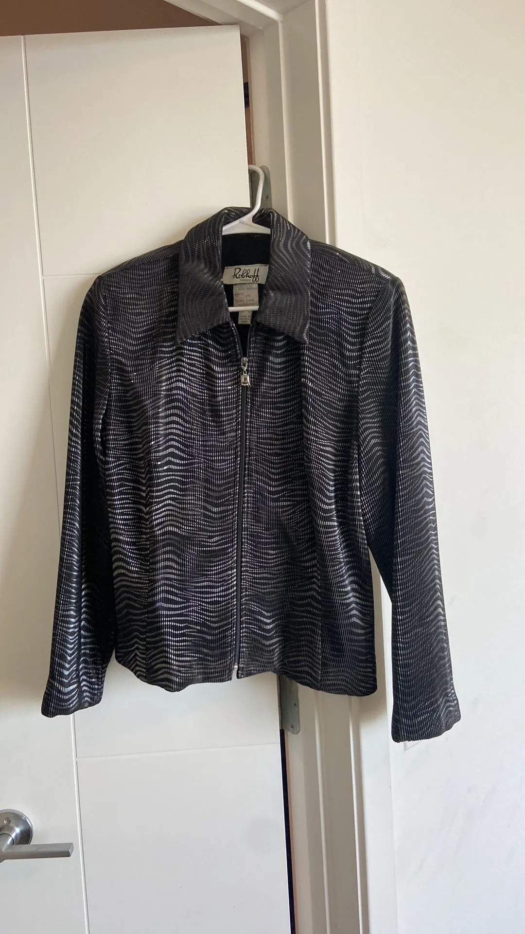Listing Image Blurred Background