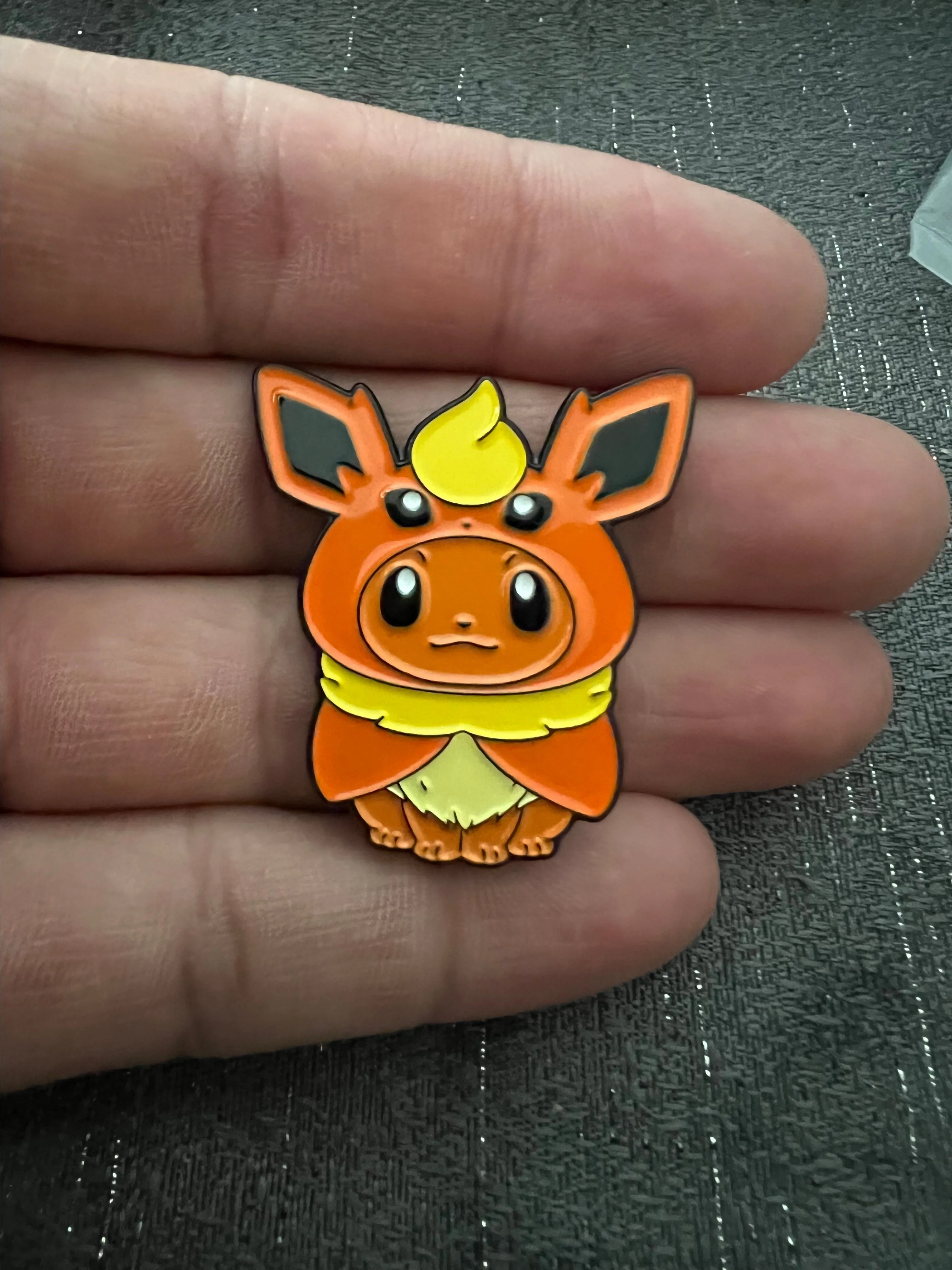 Product image for Toy Pokemon pin Eevee dressed as flareon