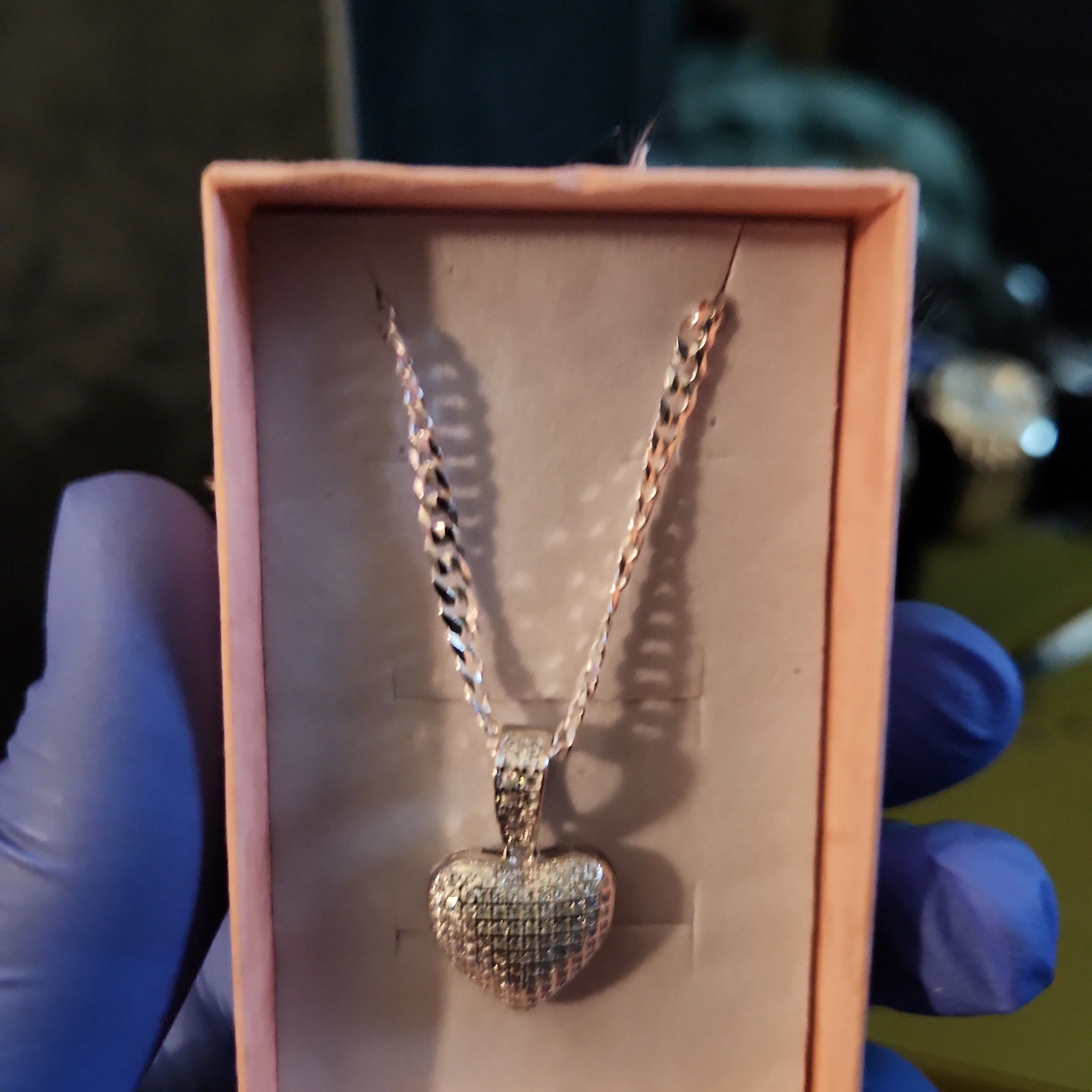 Product image for 20" 3mm Classic curb Cuban w/ iced out heart pendant