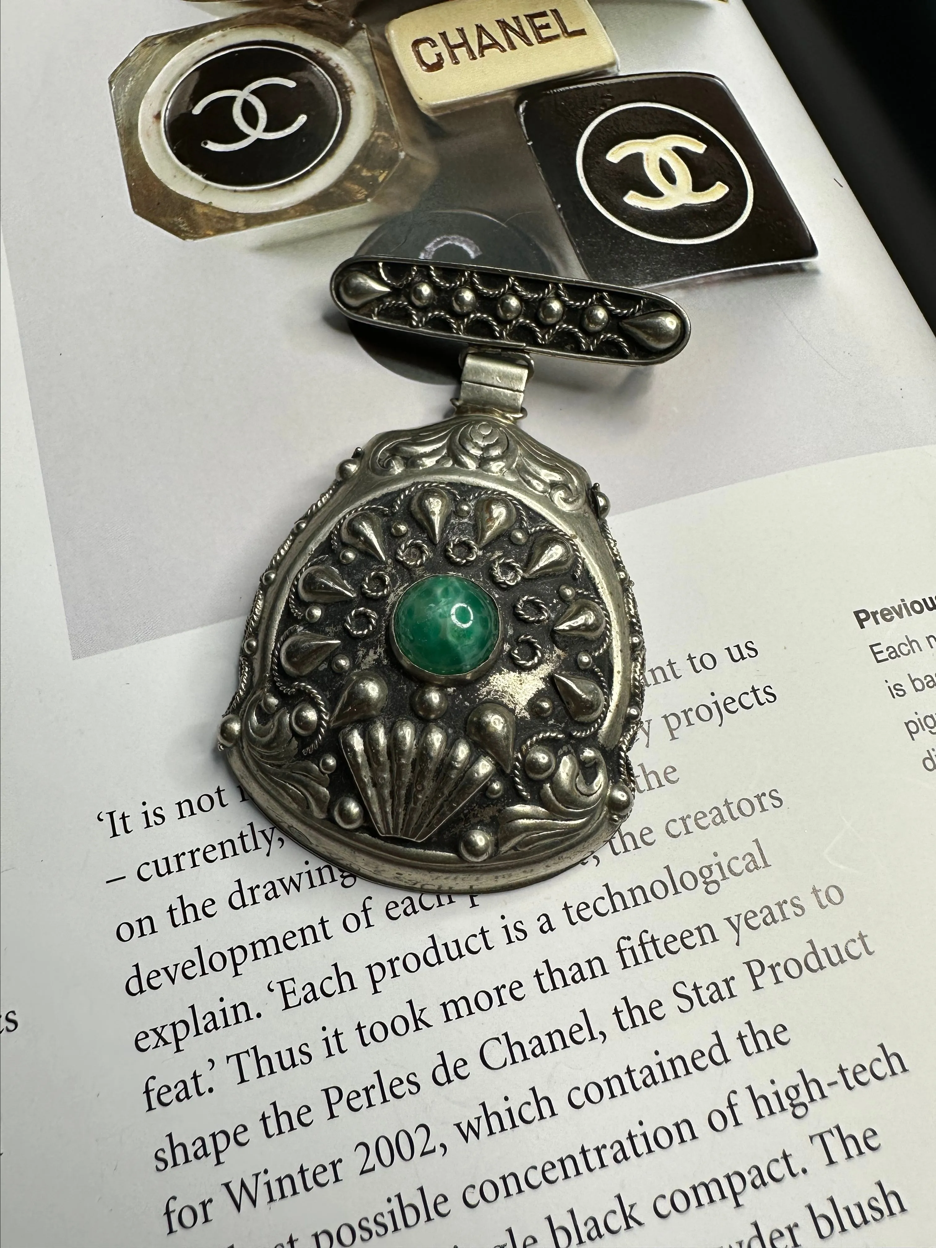 Product image for Malachite center and metal brooch
