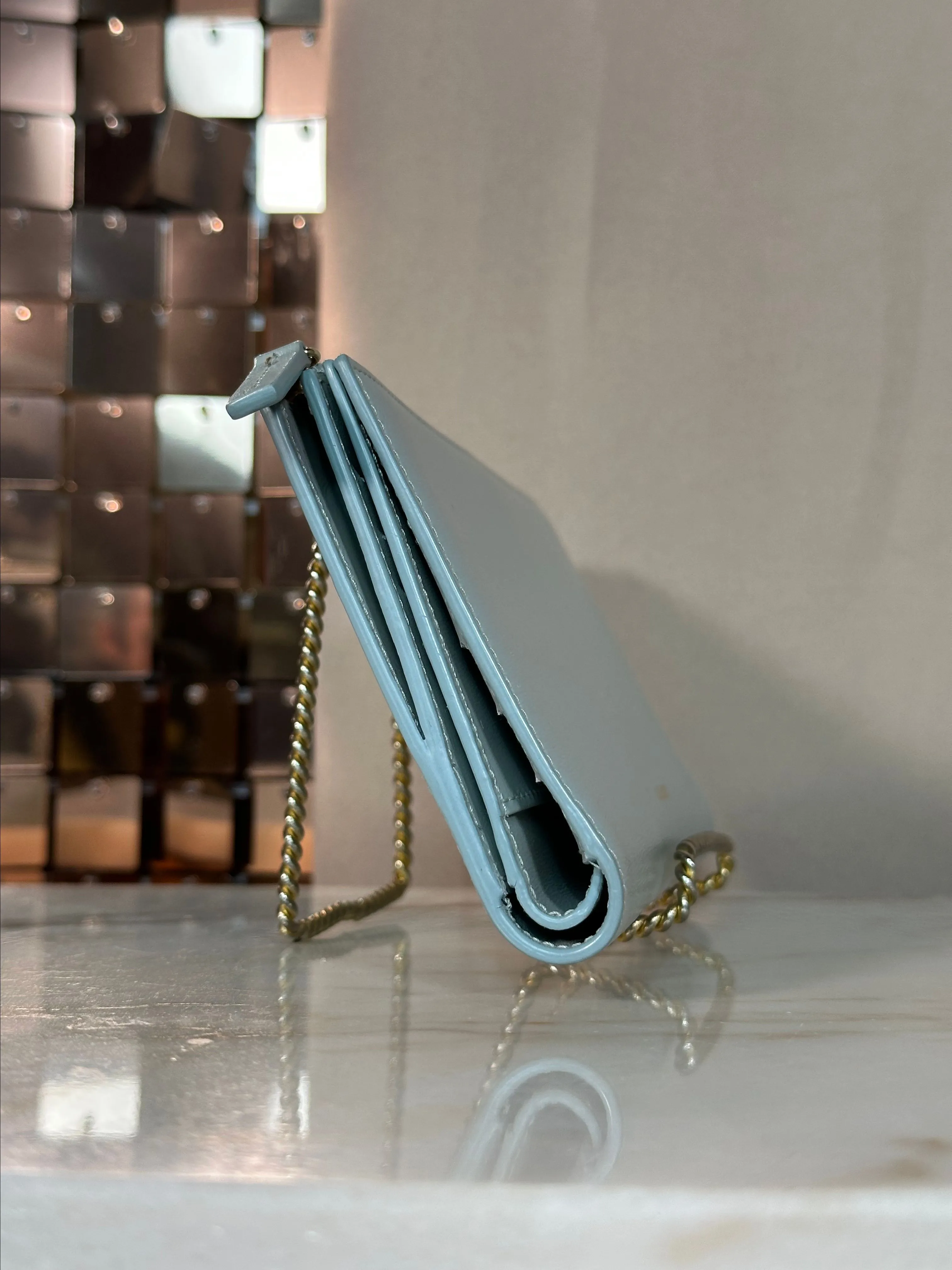Listing Image Blurred Background
