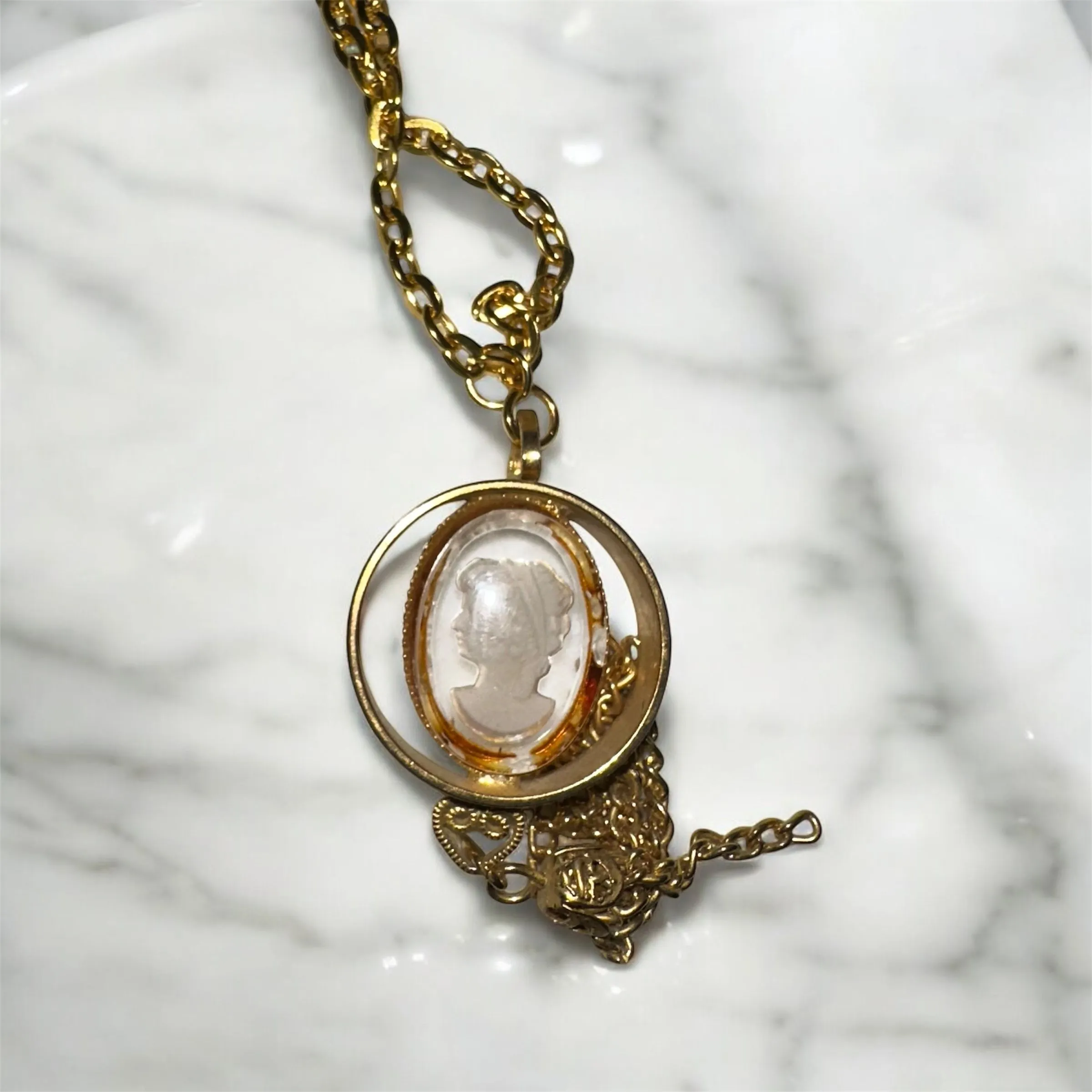 Product image for Cameo tassel gold tone