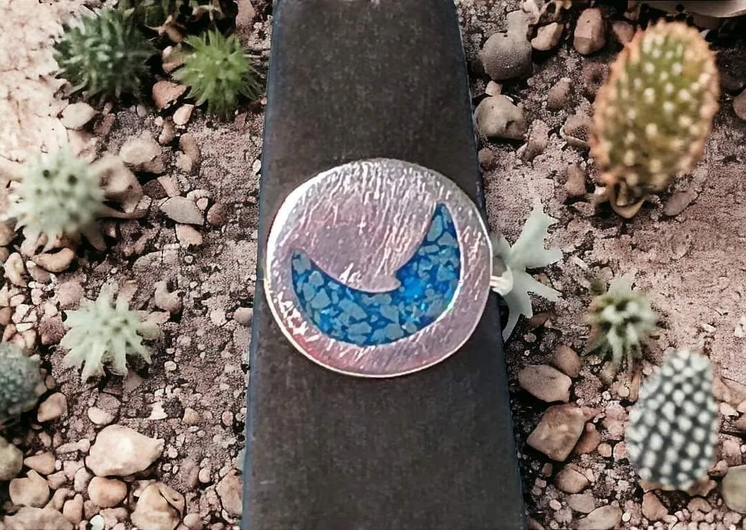 Product image for Vintage sterling crushed turquoise inlay ring - size 5. Ring is signed & tests positive for sterling