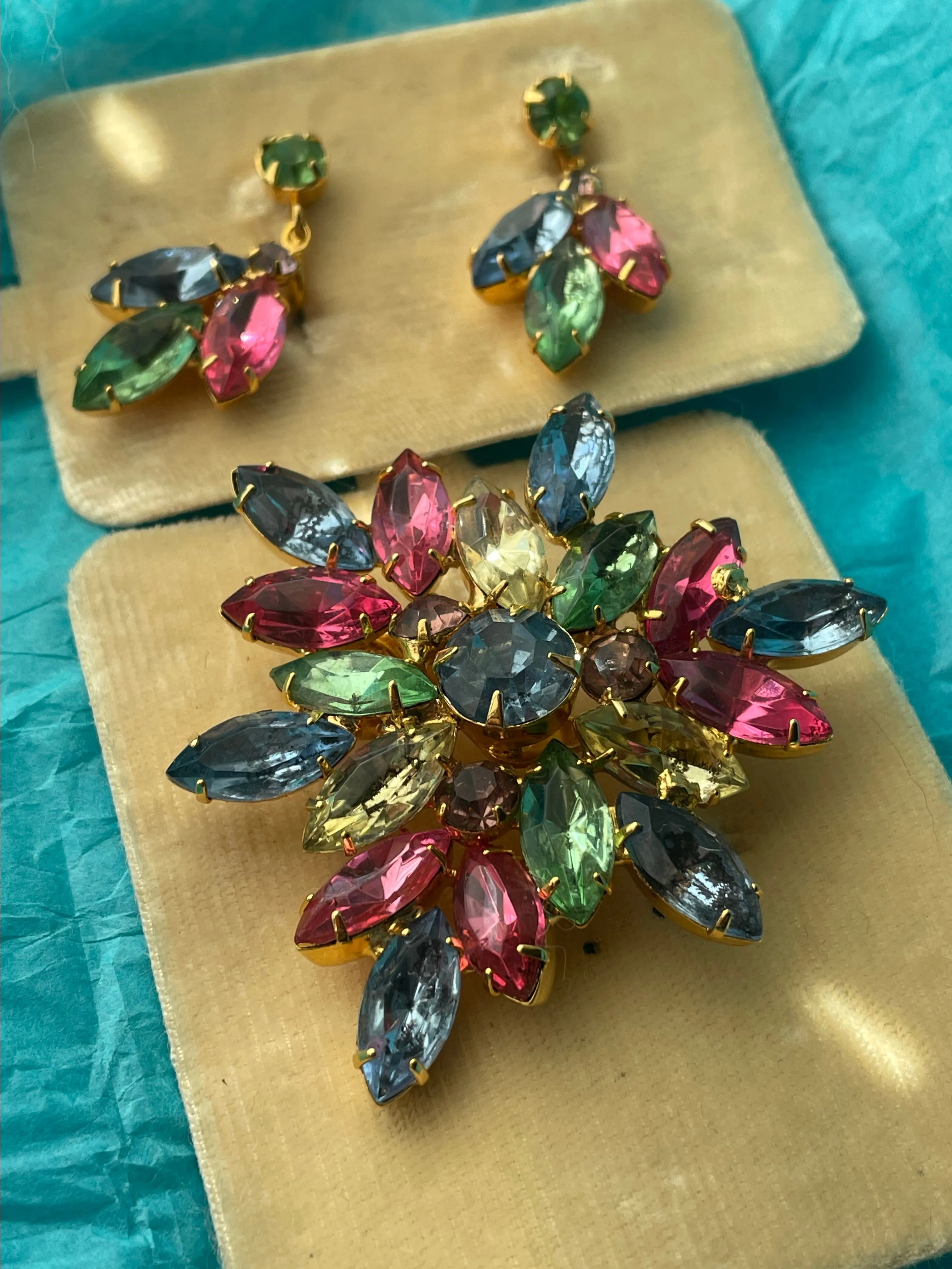 Product image for VTG. Unsigned Brooch & Earrings Set