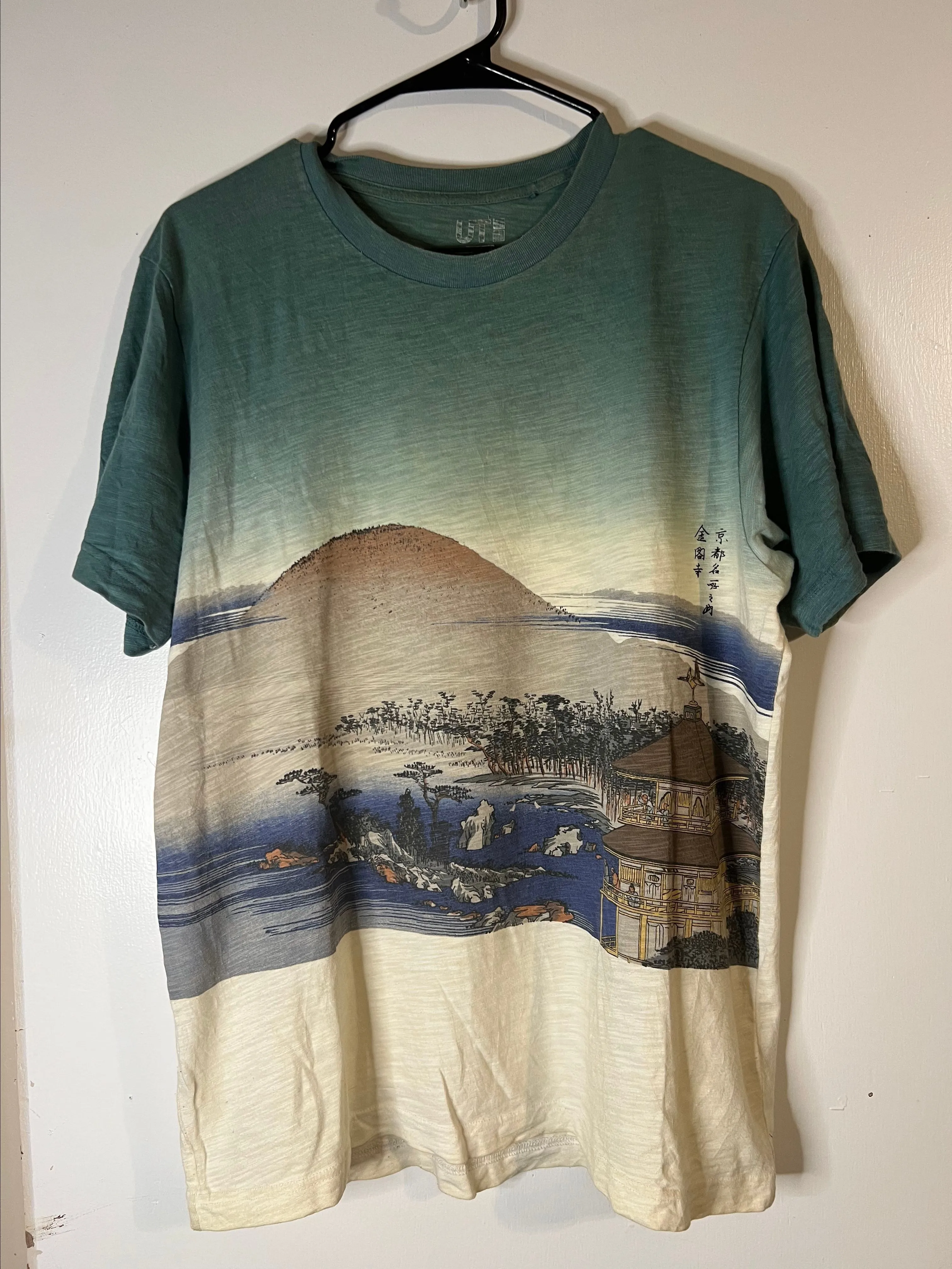 Product image for Men's Uniqlo Graphic T-Shirt Size M Green and White