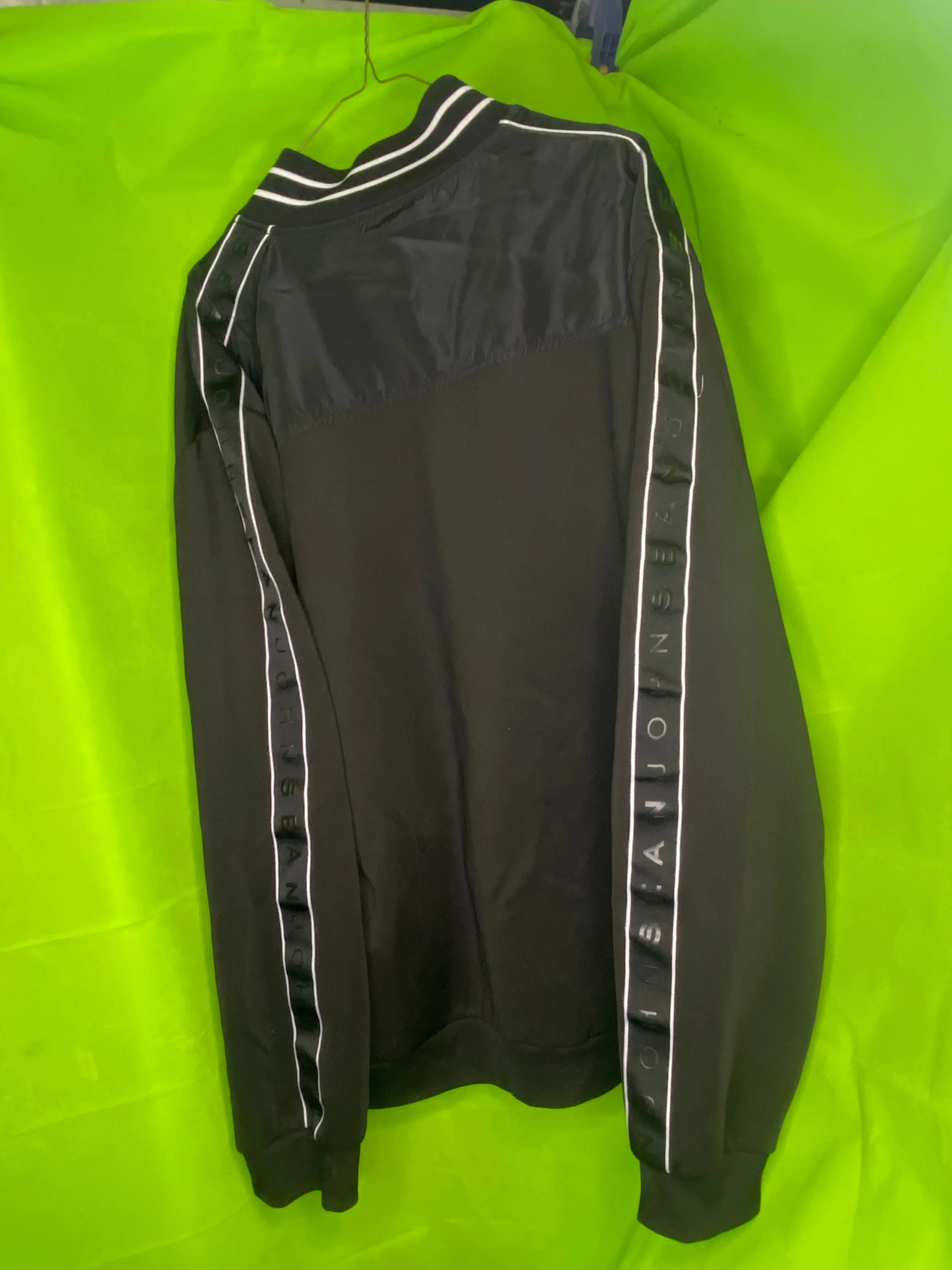 Listing Image Blurred Background
