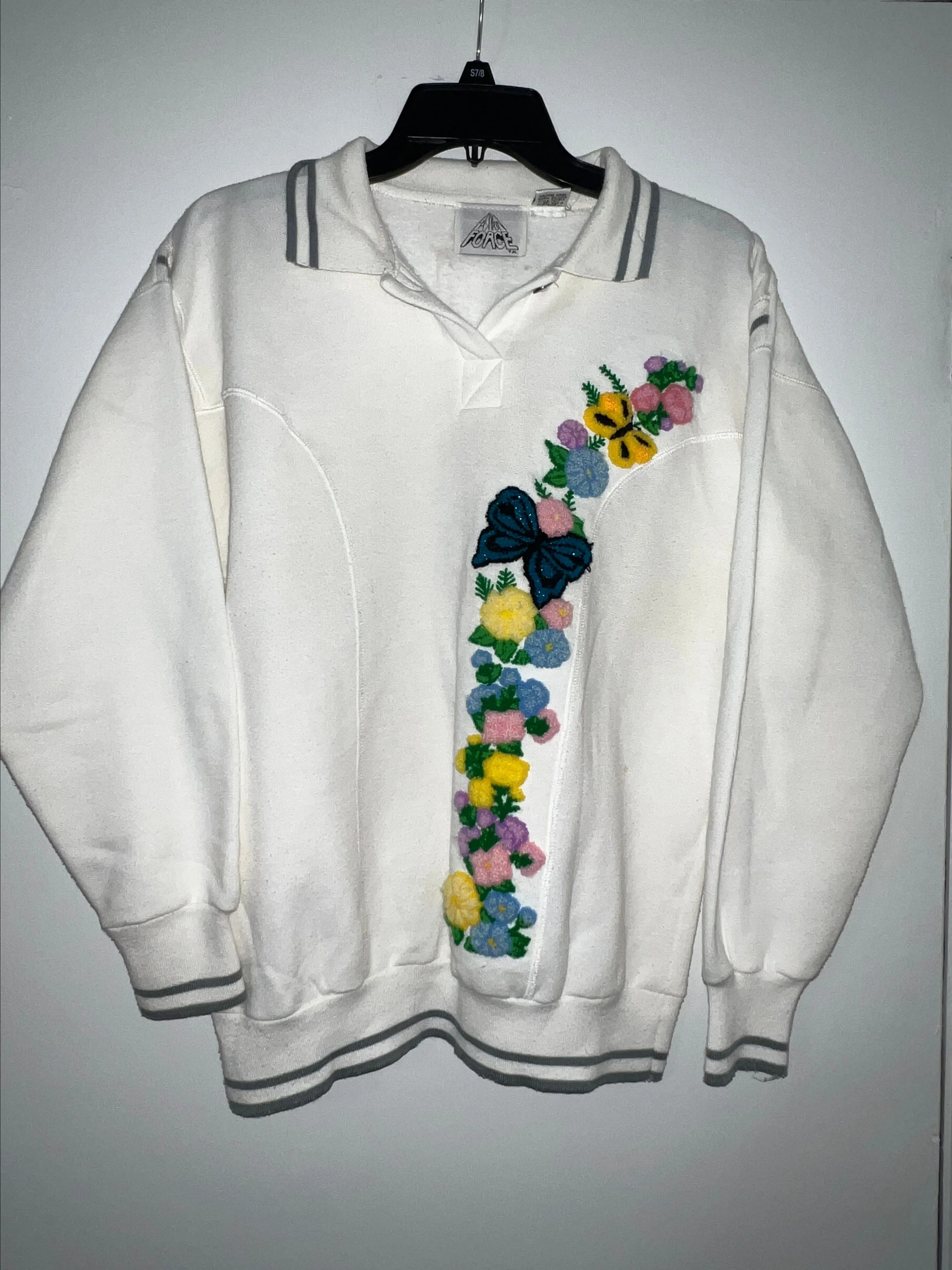 Product image for Vintage Fashion FORCE women’s collared sweater, floral, and butterfly embroidery