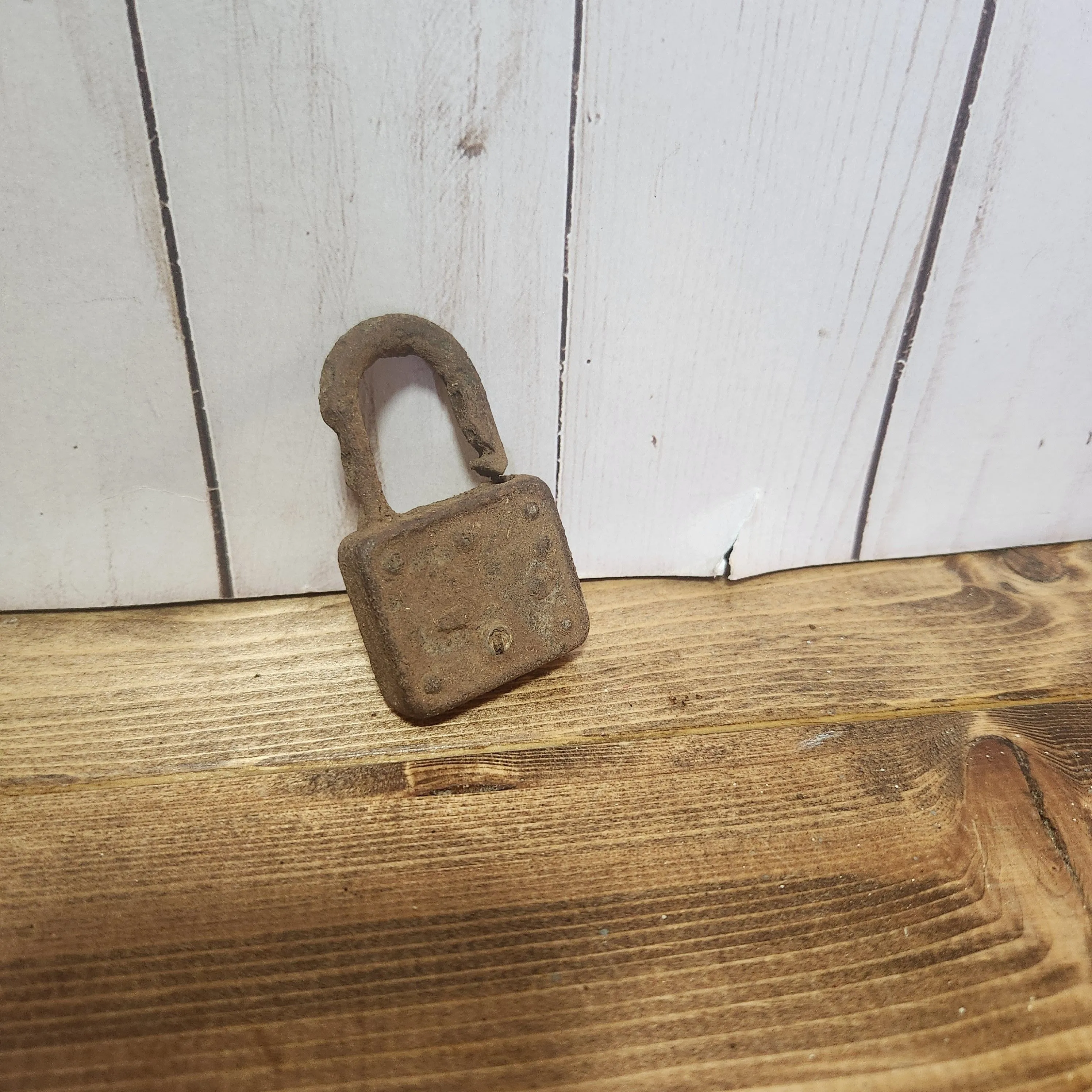 Product image for Super crusty rusty padlock