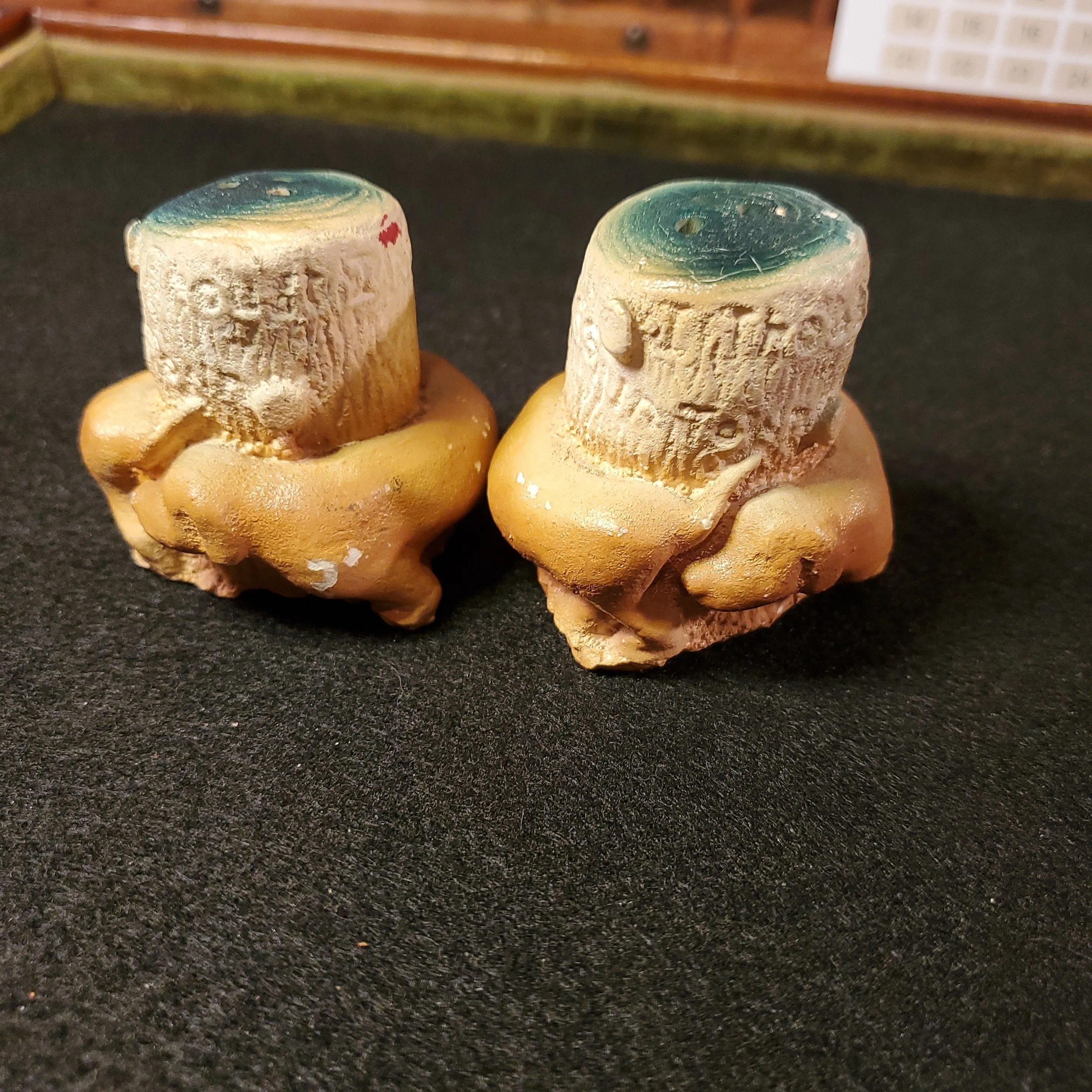 Product image for Dogs Sniffing Butts S&P Shakers