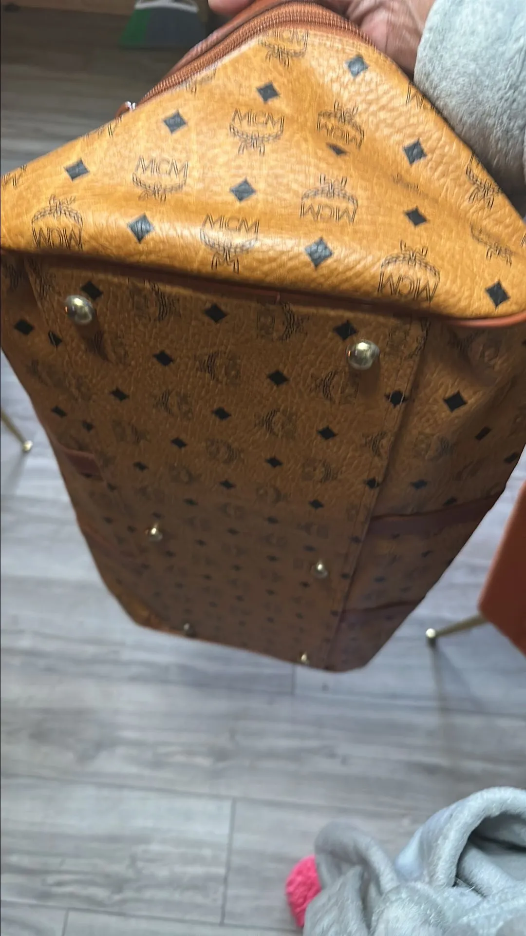 Listing Image Blurred Background