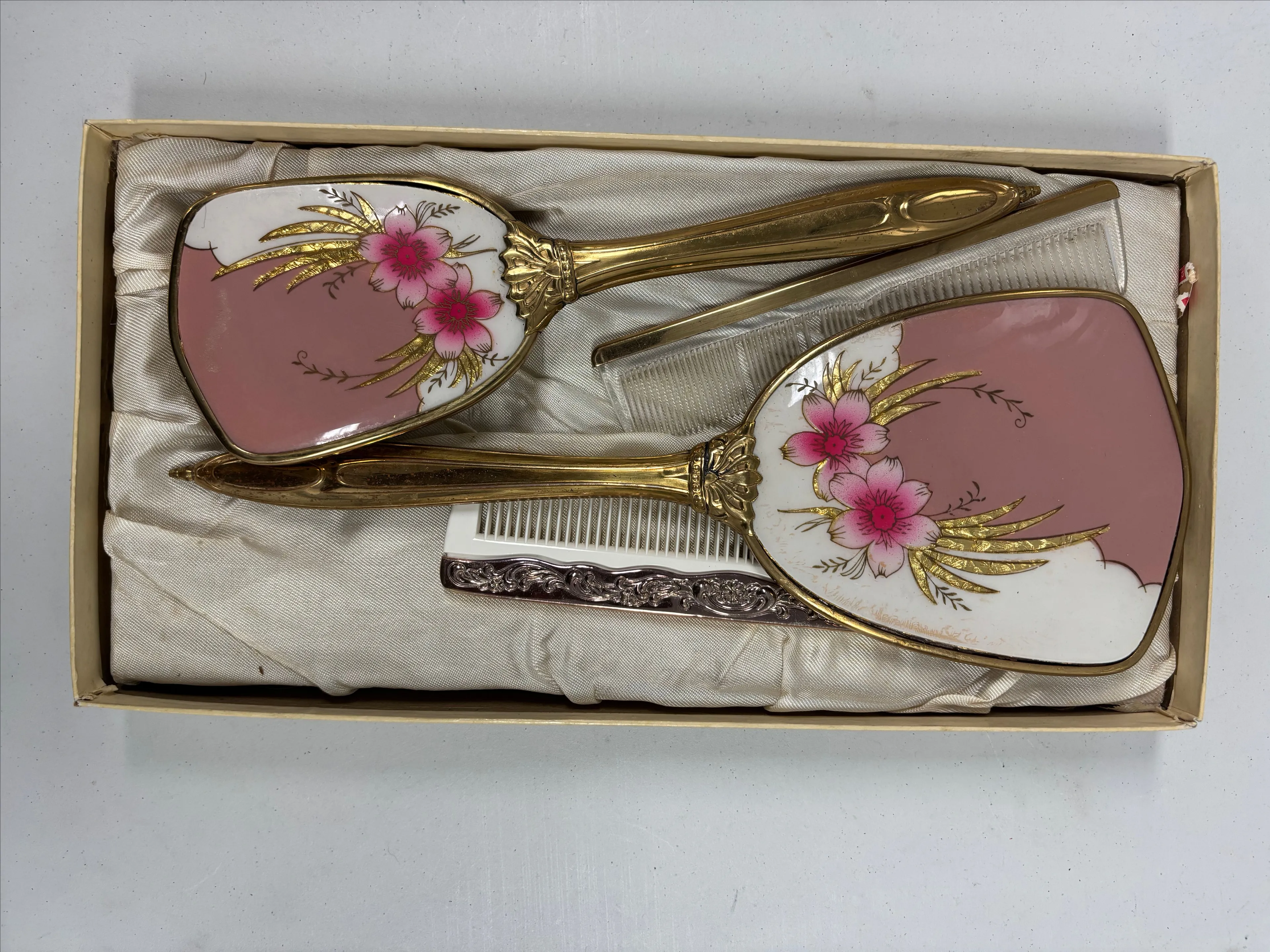Product image for Vintage 1940s-1950s vanity mirror and comb set