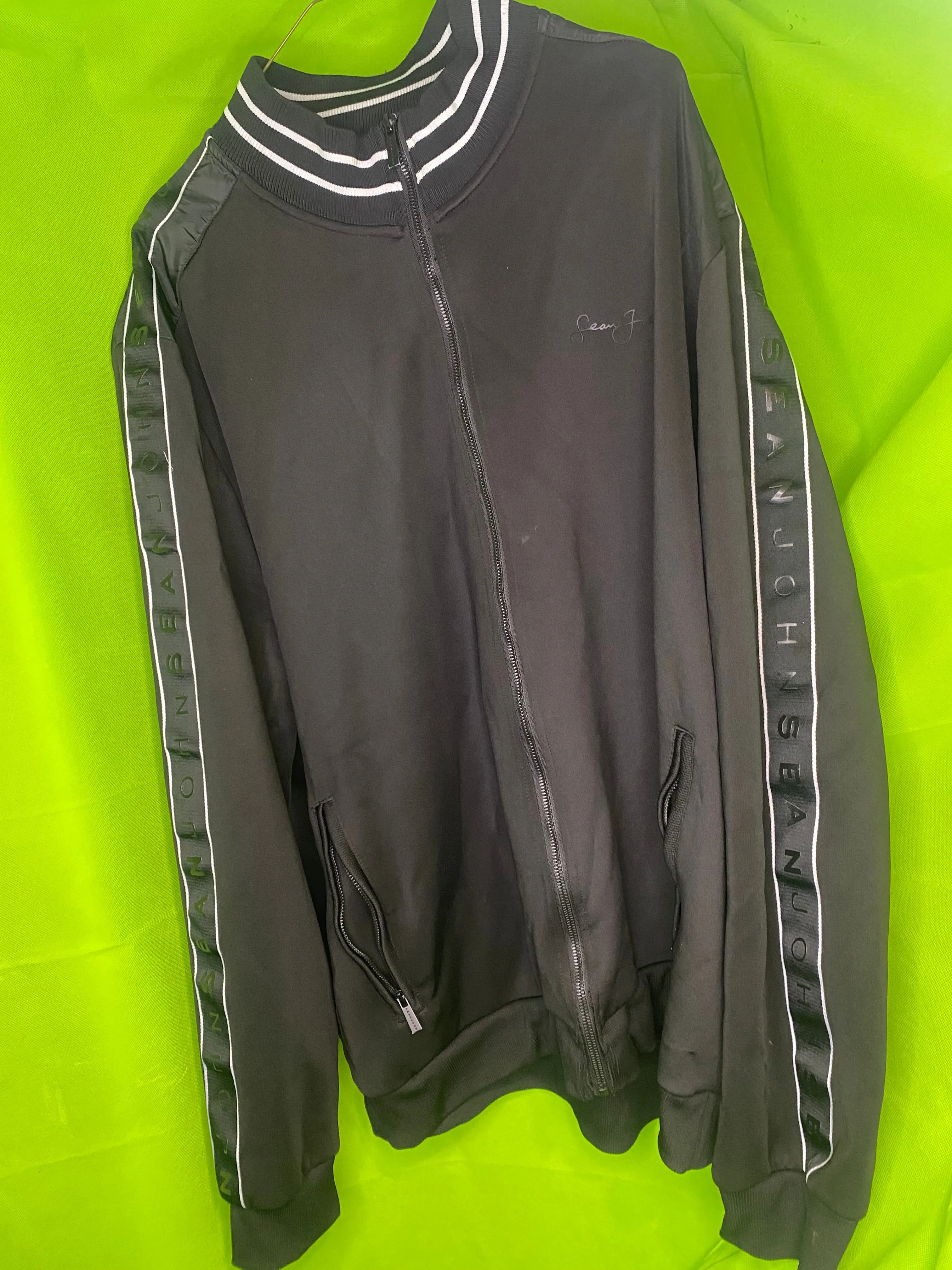 Listing Image Blurred Background