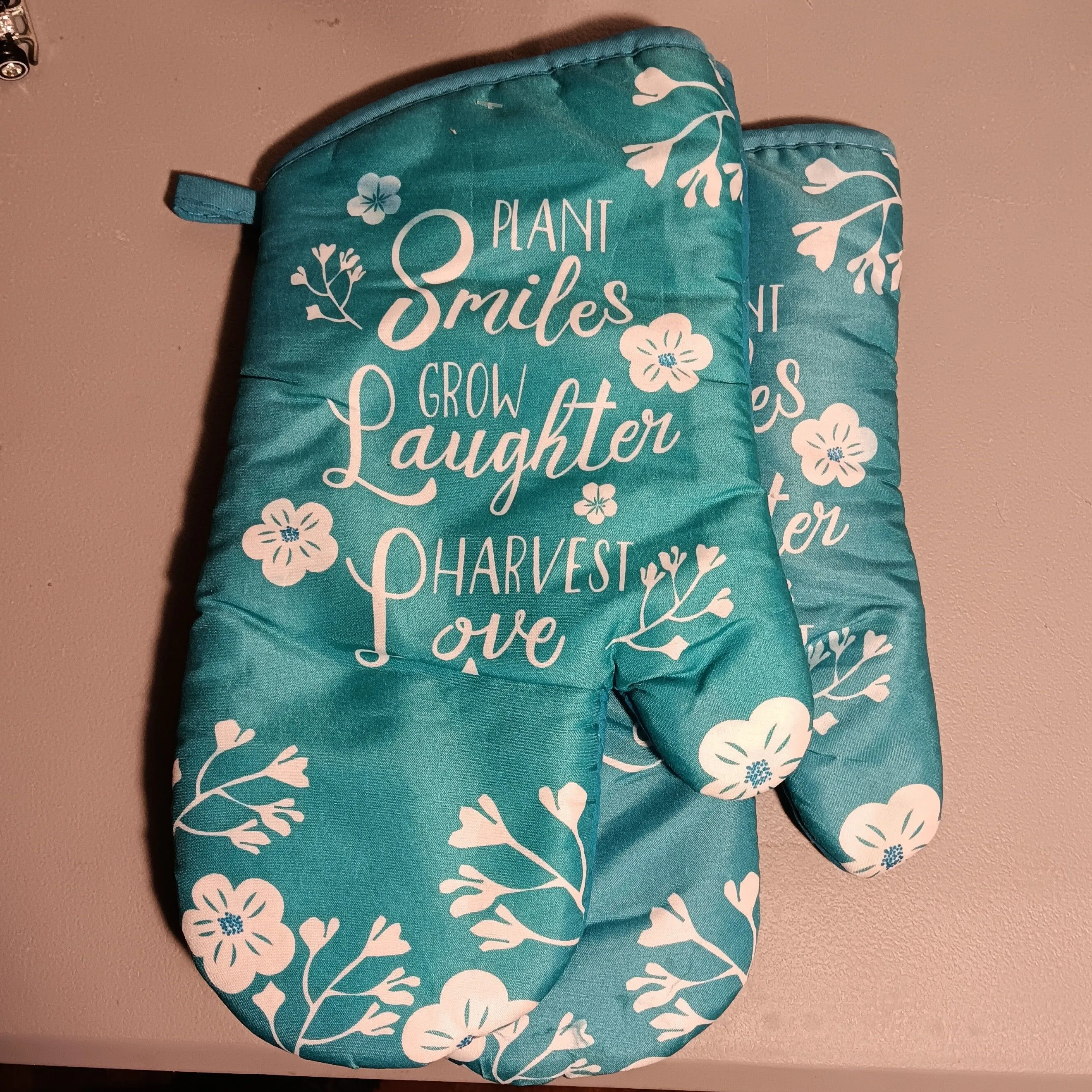 Product image for 2 oven mits brand new