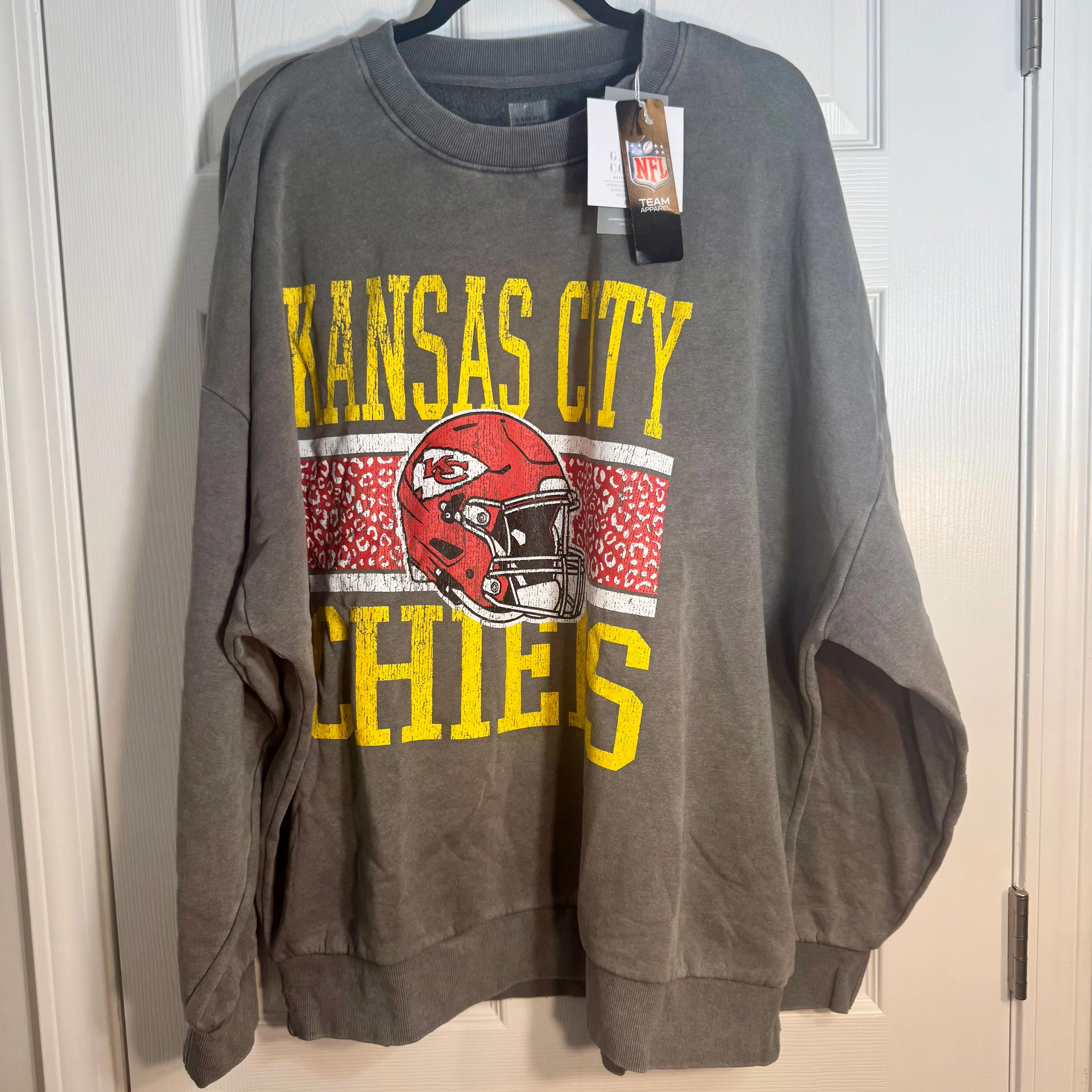 Product image for NWT. XXL Women's Gameday Couture Gray Kansas City Chiefs Vintage Wash Oversized Crewneck Fleece Pull