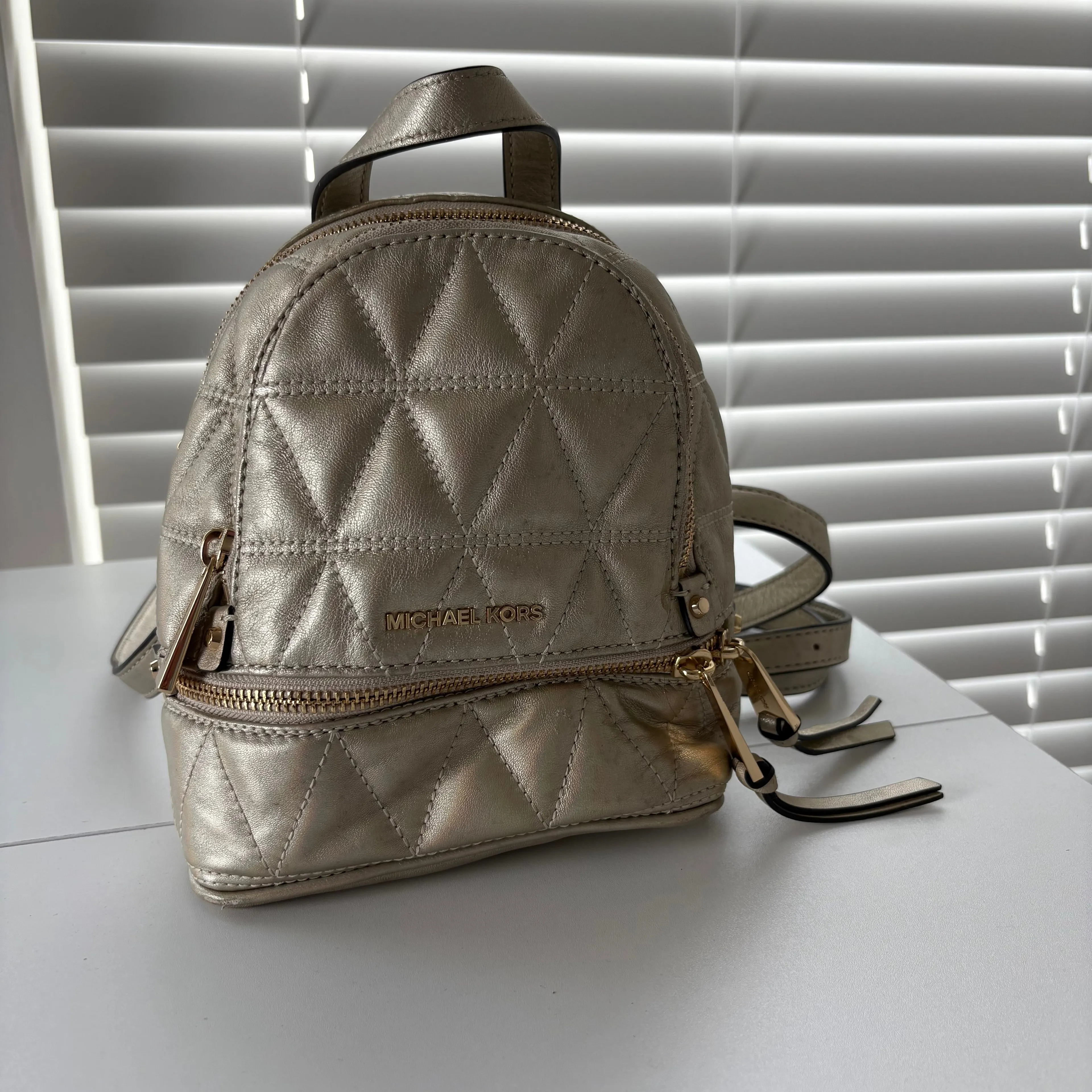Listing Image Blurred Background