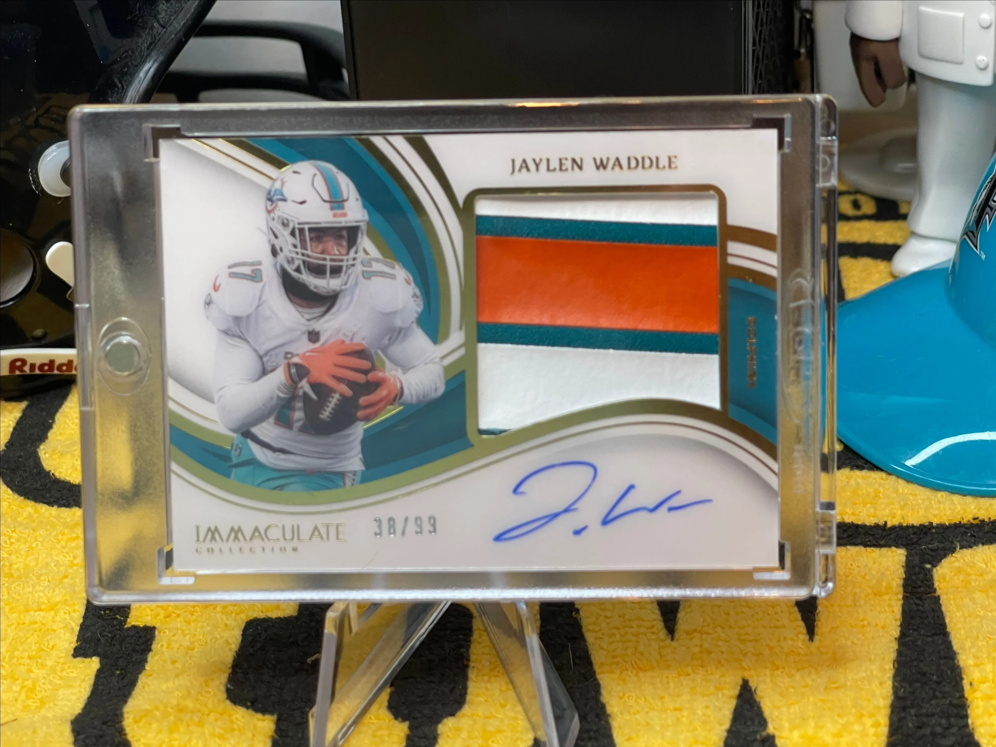 Product image for 2023 Panini Immaculate Jaylen Waddle 3 color patch auto (player worn)